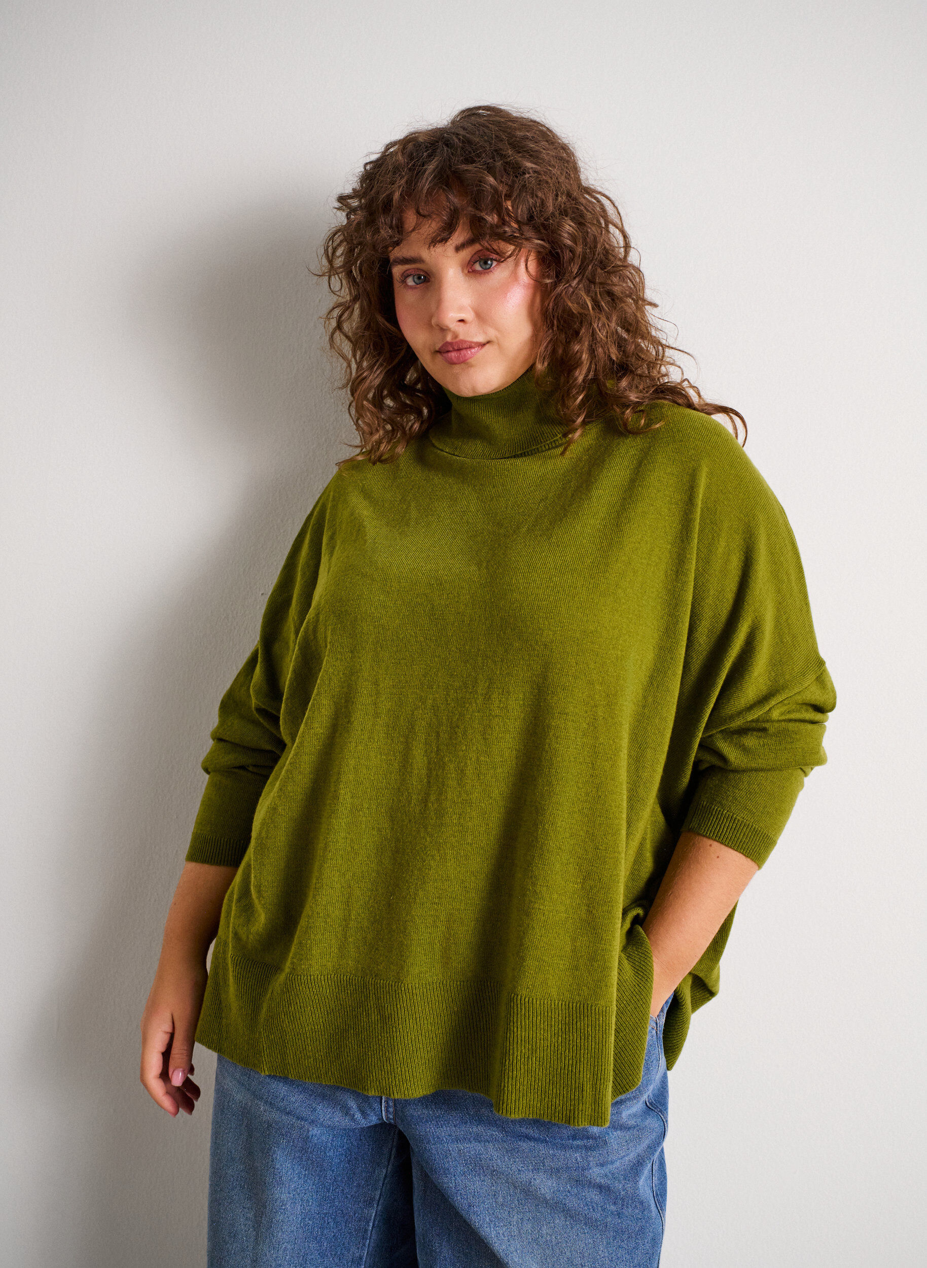 Strikbluse med rullekrave og l&oslash;s pasform, Gr&oslash;n, Model