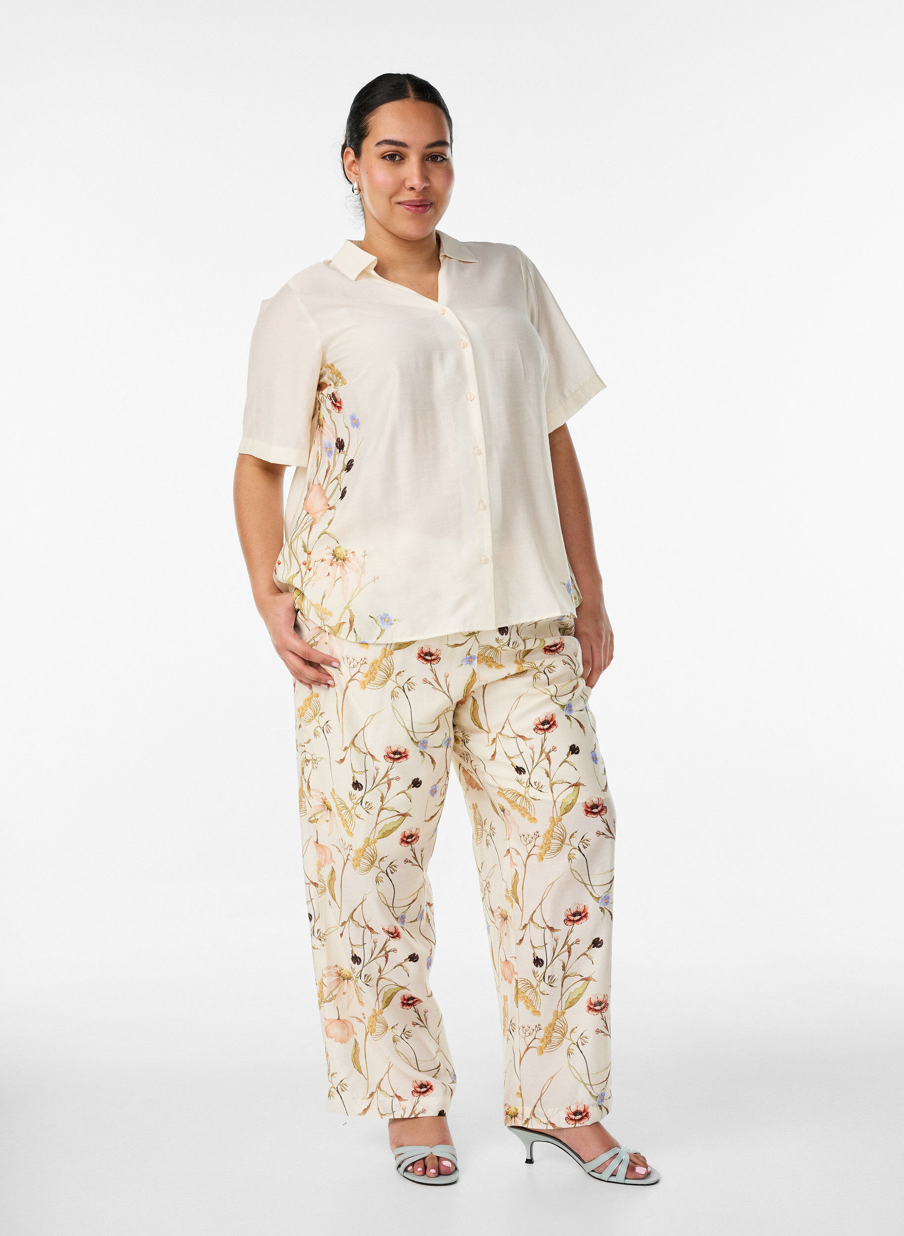 ZizziSkjortebluse med albuelange &aelig;rmer og blomster detaljer, Beige, Model image number 1
