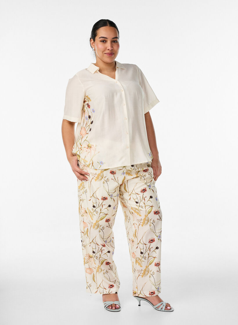 Skjortebluse med albuelange &aelig;rmer og blomster detaljer, Beige, Model image number 1