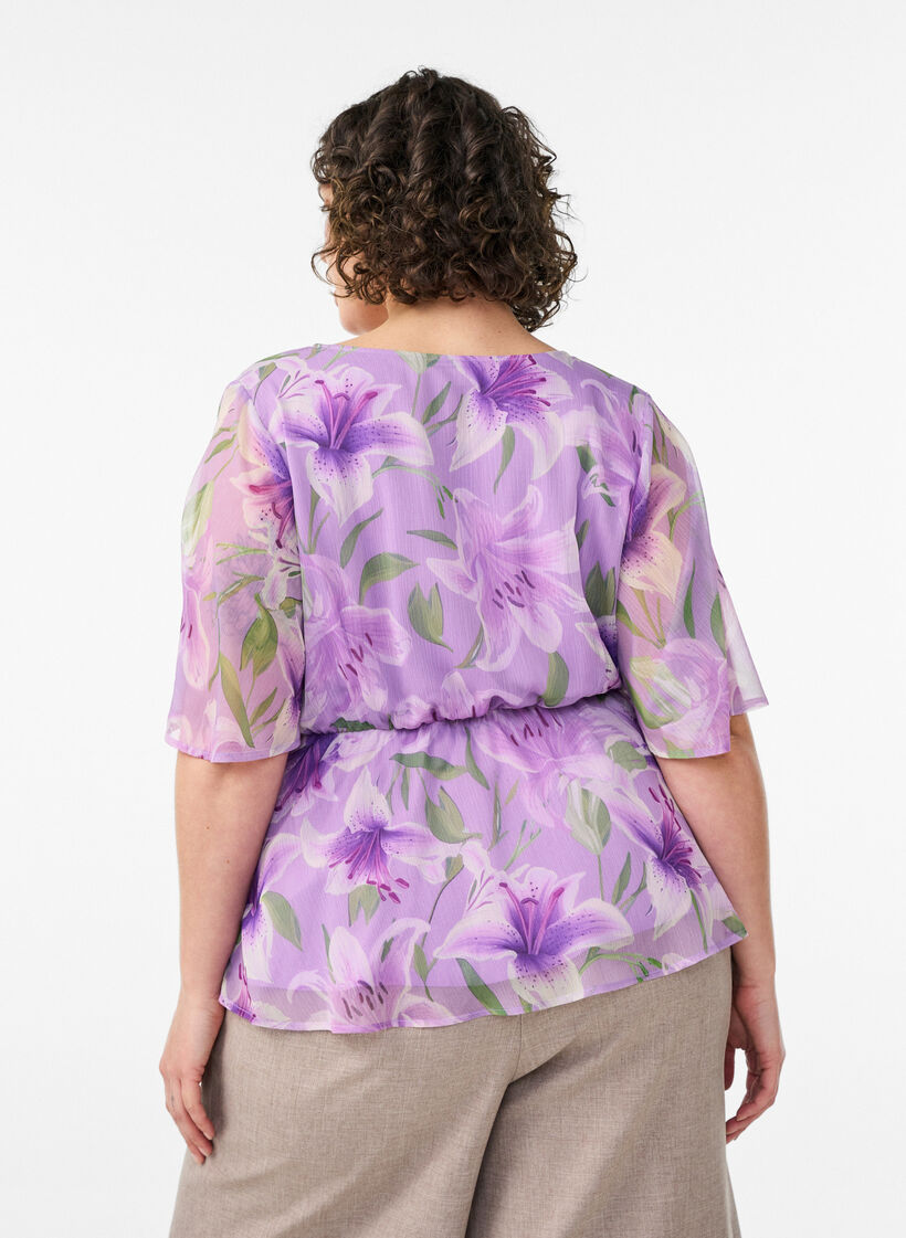 Blomstret chiffonbluse med korte &aelig;rmer, Lilla, Model image number 2