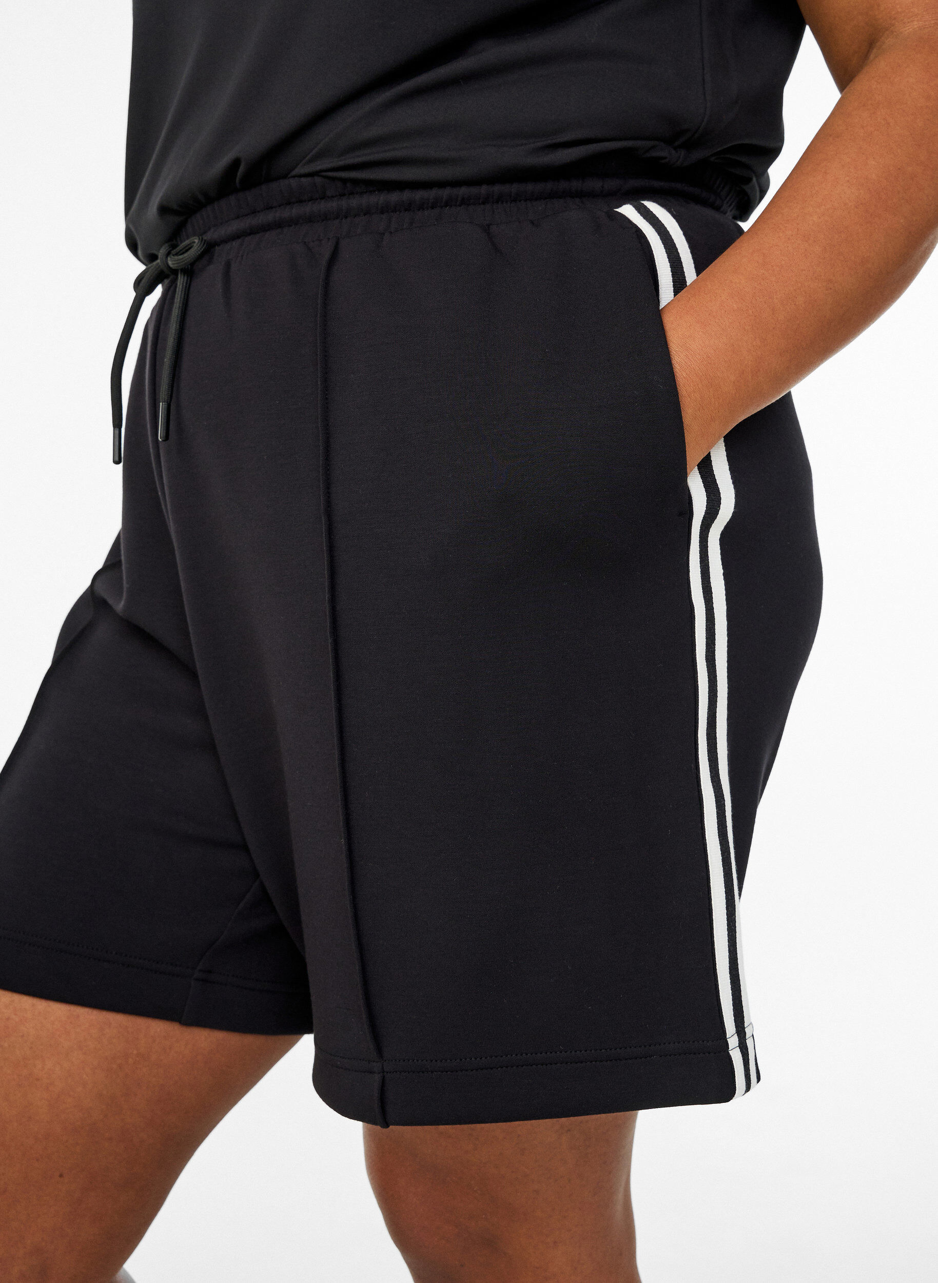 Zizzi Shorts med h&oslash;j talje og stribedetaljer, Sort, Model image number 3