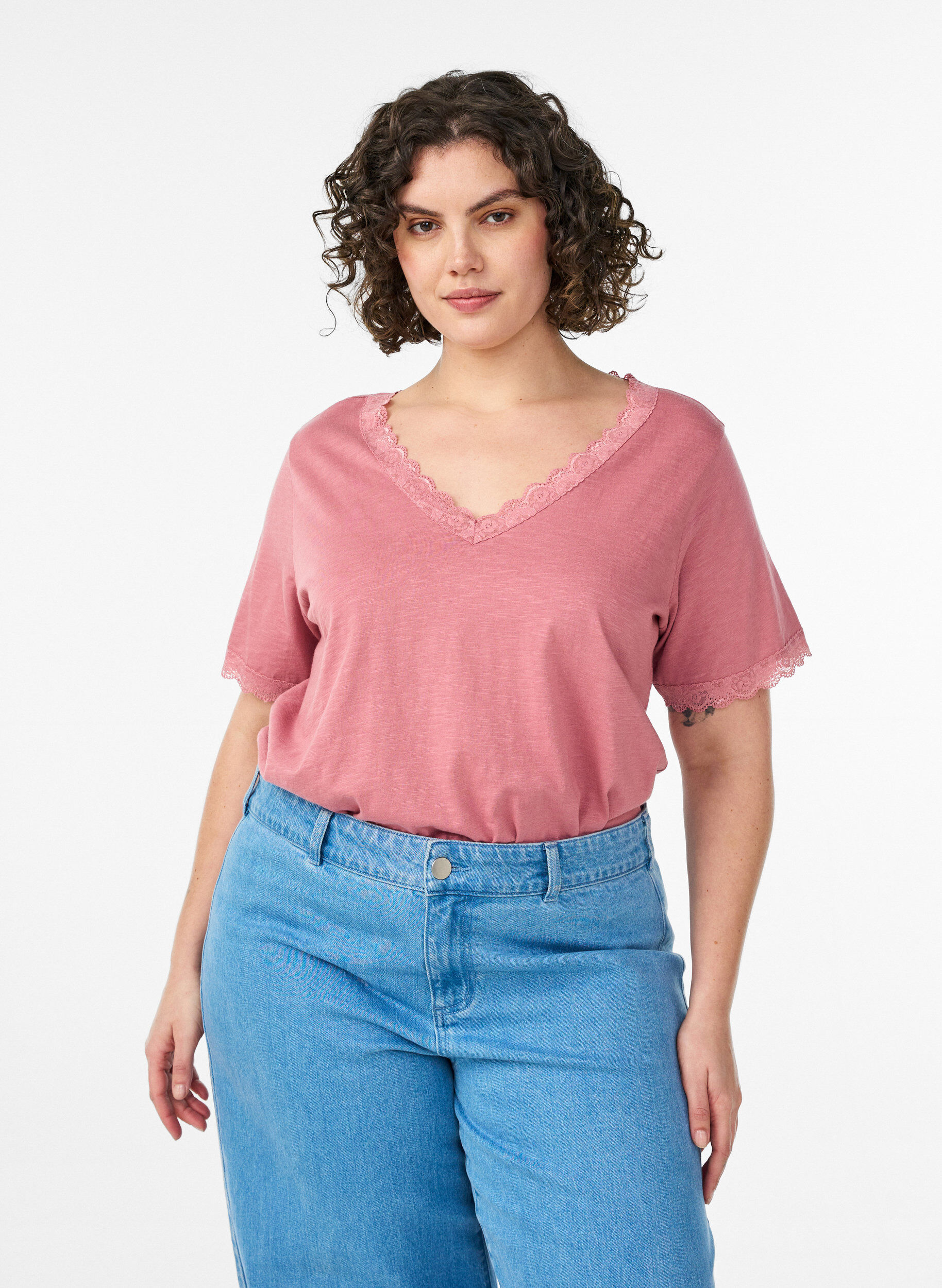 T-shirt med blondekanter, Lyser&oslash;d, Model