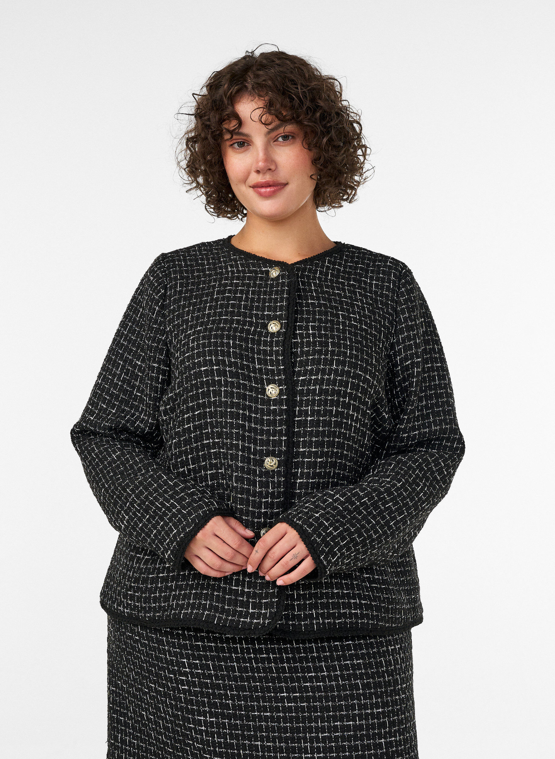 Jakke i boucl&eacute; med guldfarvede knapper, Sort, Model