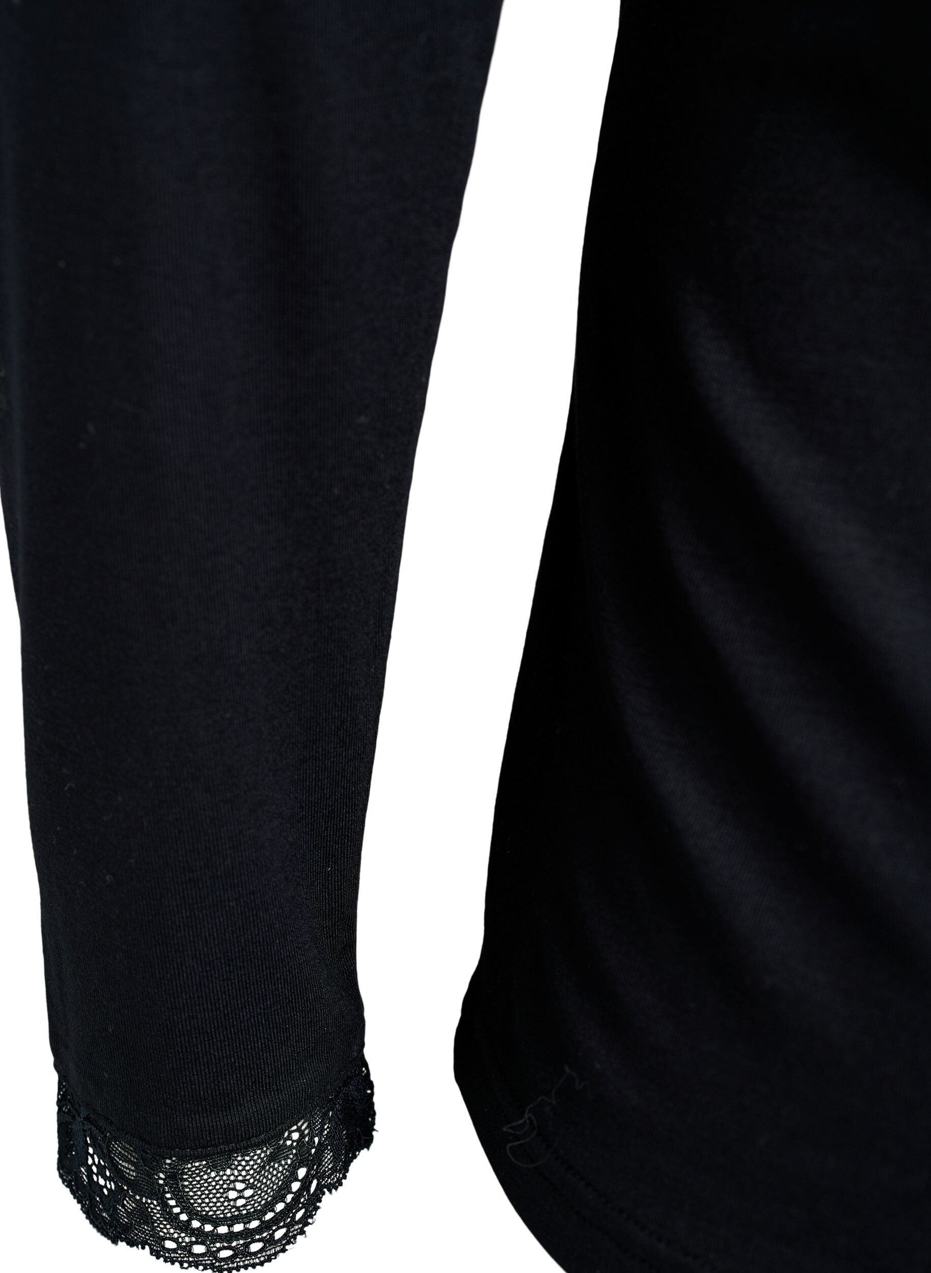 ZizziViskosebluse med blondekanter og V-hals, Sort, Packshot image number 3