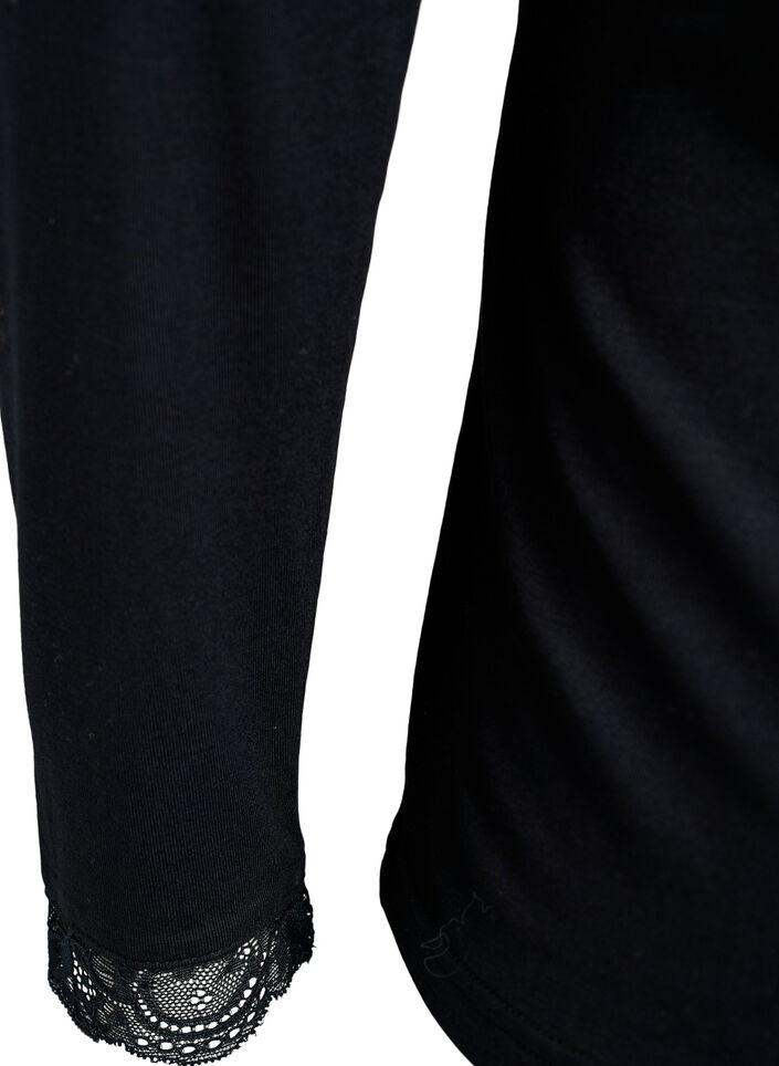 Viskosebluse med blondekanter og V-hals, Sort, Packshot image number 3