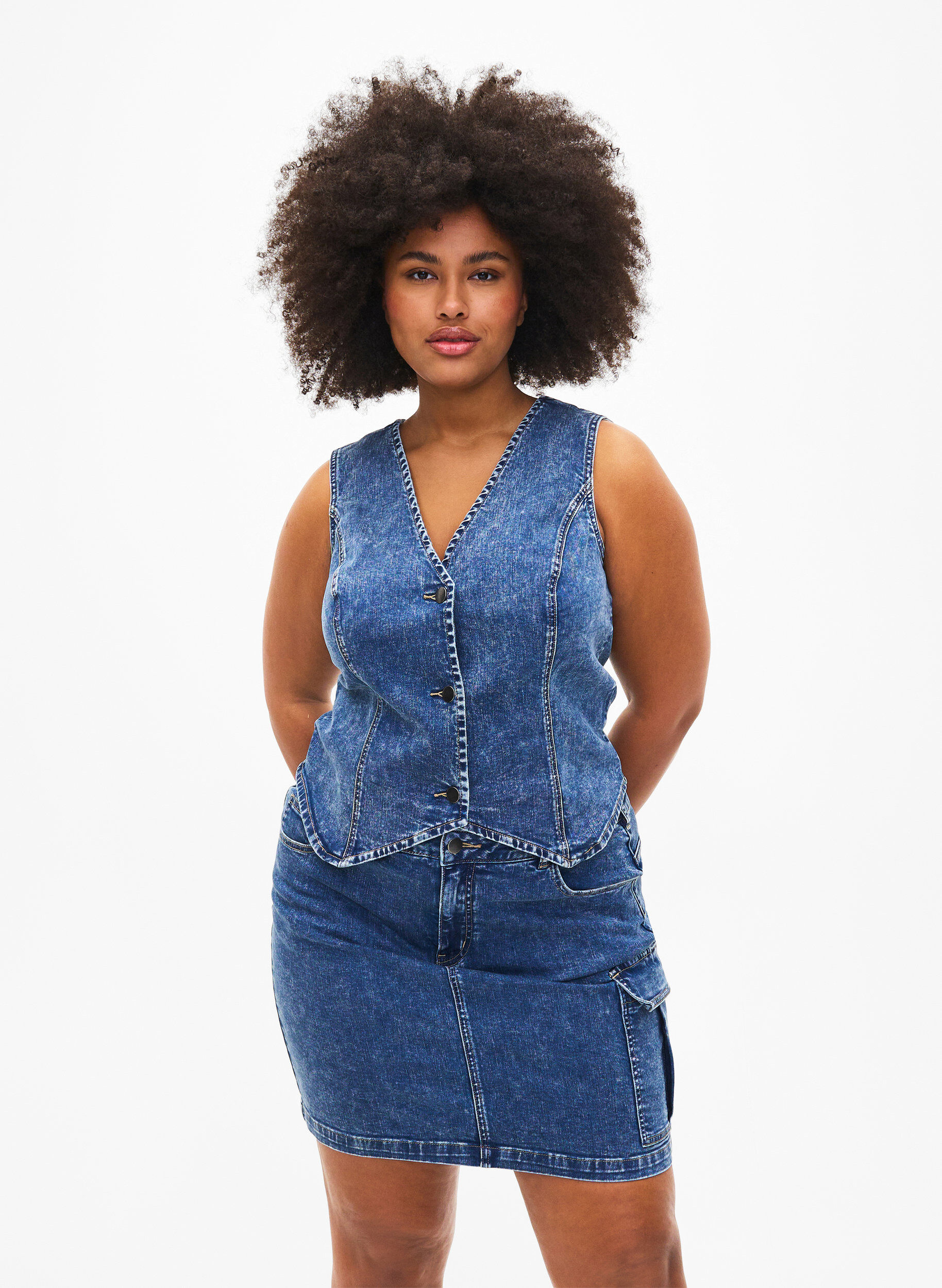 Zizzi T&aelig;tsiddende denim nederdel med cargolomme , Blue Denim, Model image number 0