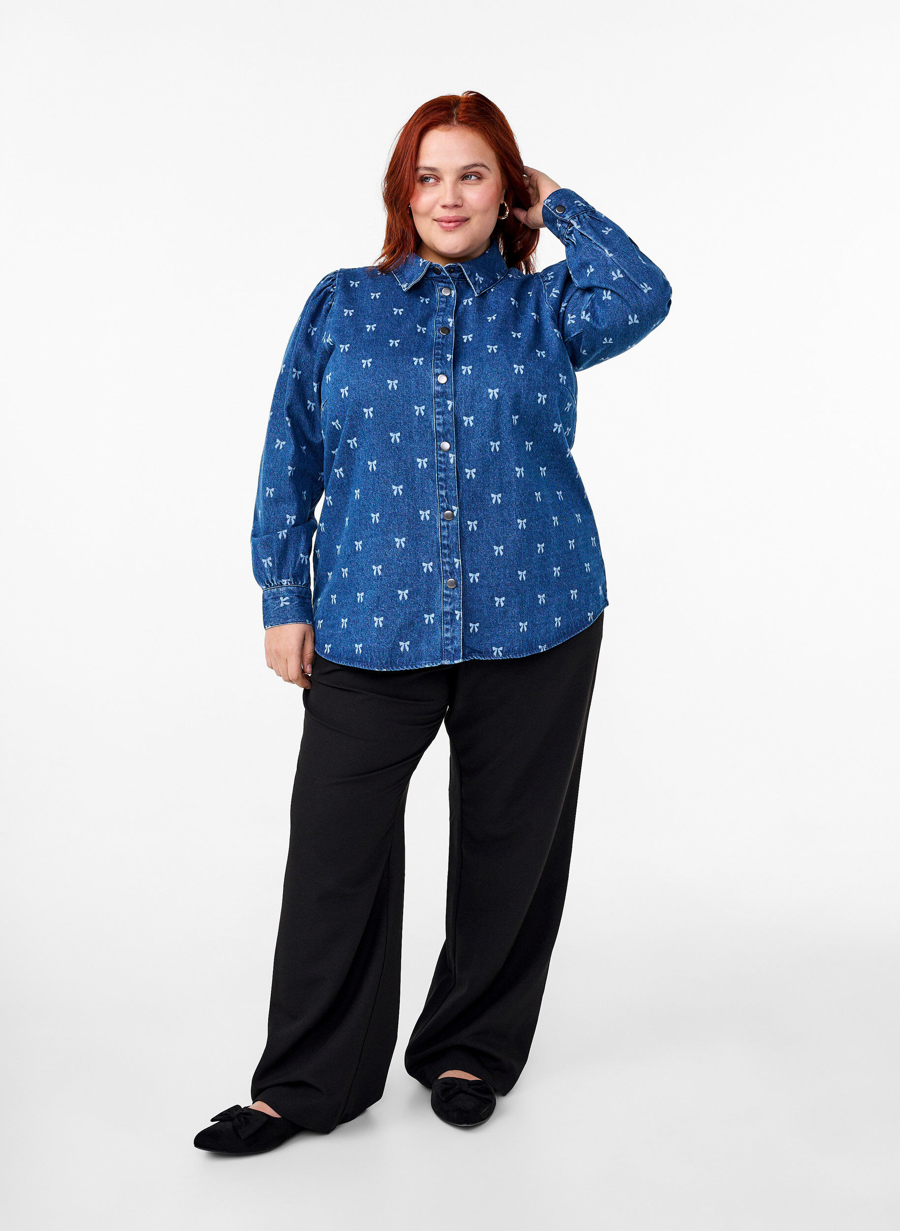 Zizzi Denimskjorte med sl&oslash;jfer, Denim Blue W. Wh.Bow, Model image number 2