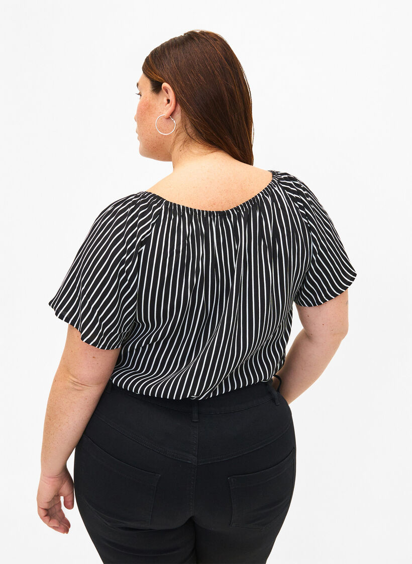 Stribet viskose bluse med korte ærmer, Black/ White Stripe, Model image number 1