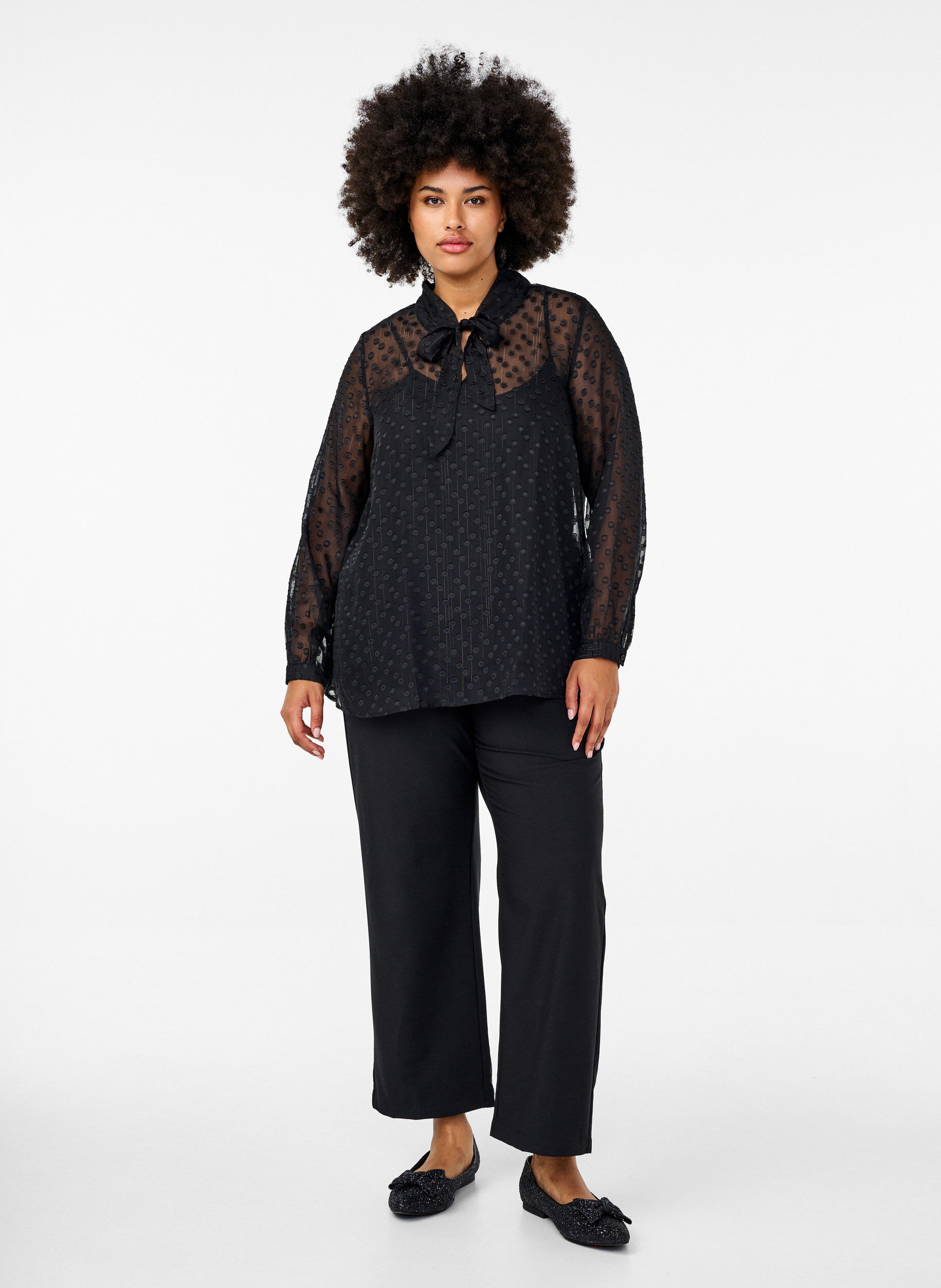 Zizzi Chiffonbluse med prikket struktur, Black, Model image number 2
