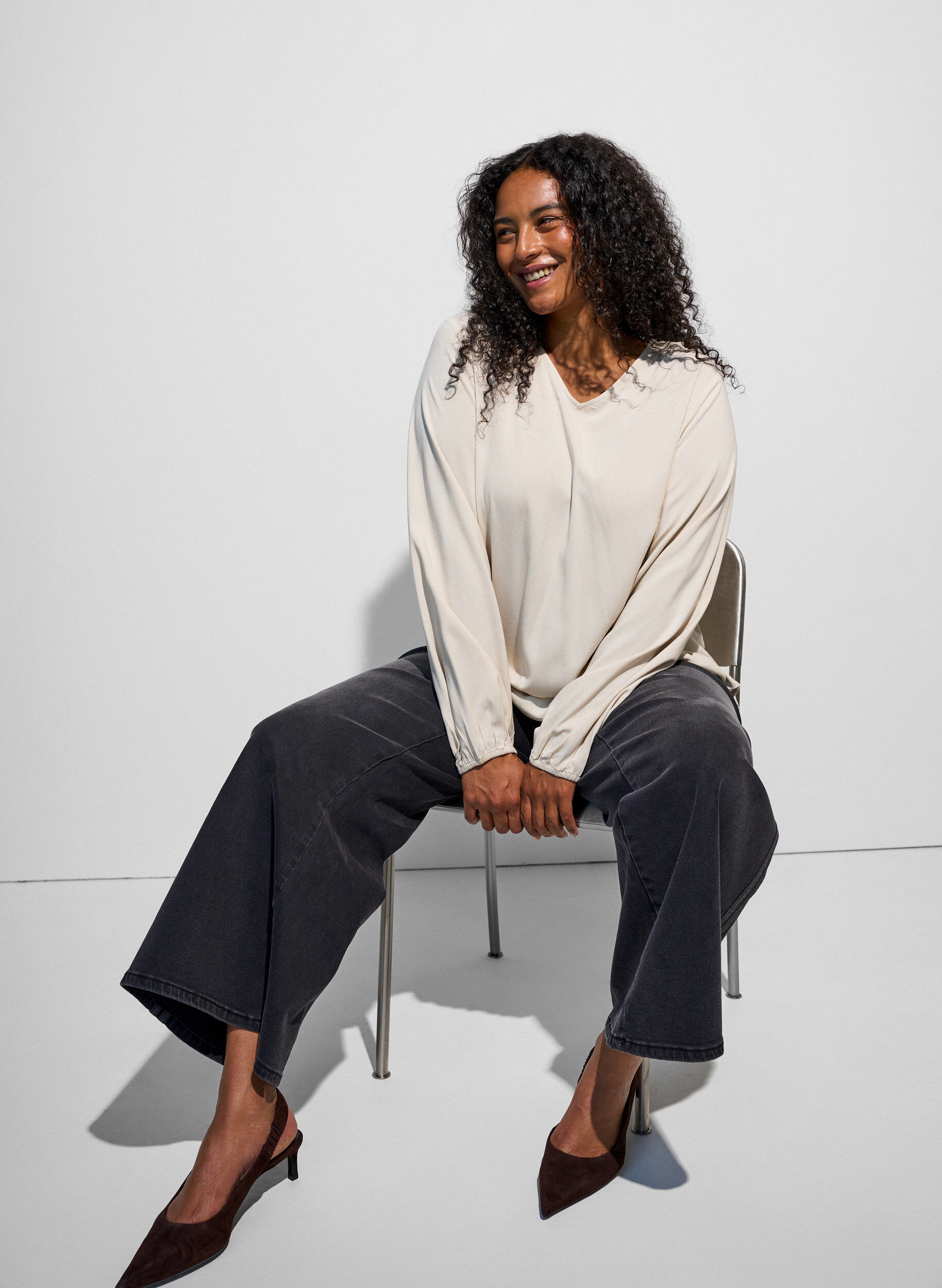 ZizziViskosebluse med V-hals og lange &aelig;rmer, Beige, Model image number 0