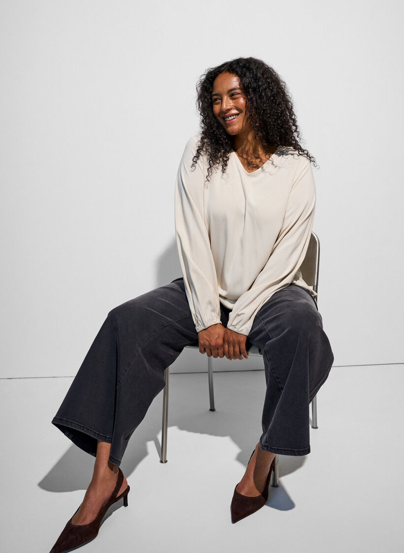 Viskosebluse med V-hals og lange &aelig;rmer, Beige, Model image number 0
