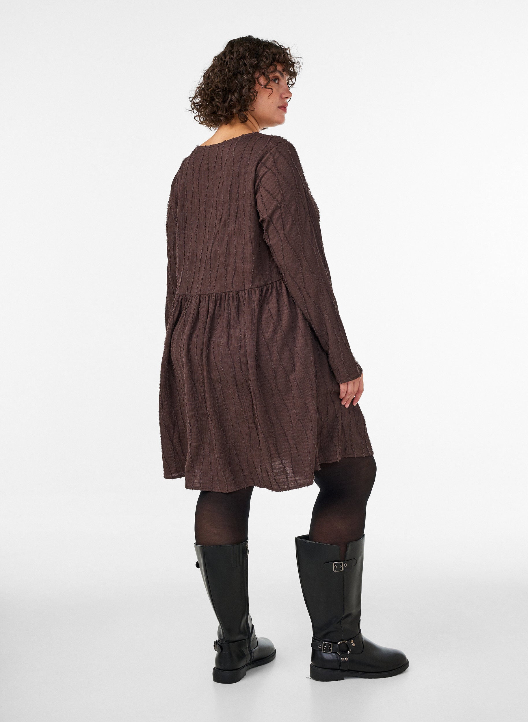 ZizziKort jersey&shy;kjole med b&oslash;lget strukturm&oslash;nster, Brun, Model image number 2