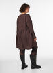 Kort jersey&shy;kjole med b&oslash;lget strukturm&oslash;nster, Brun, Model image number 2