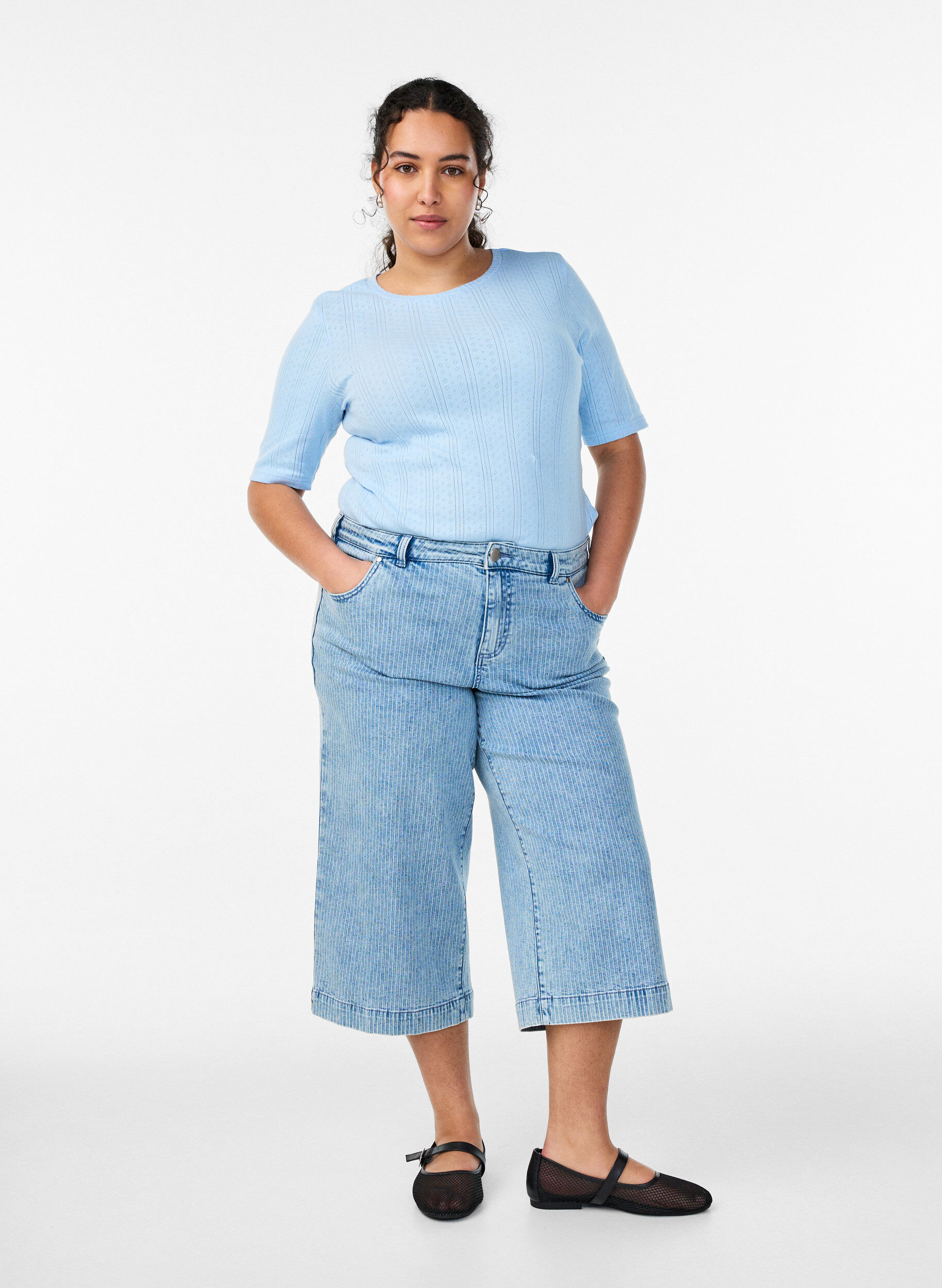 Zizzi T-shirt i bomuld med hulm&oslash;nster, Bl&aring;, Model image number 1