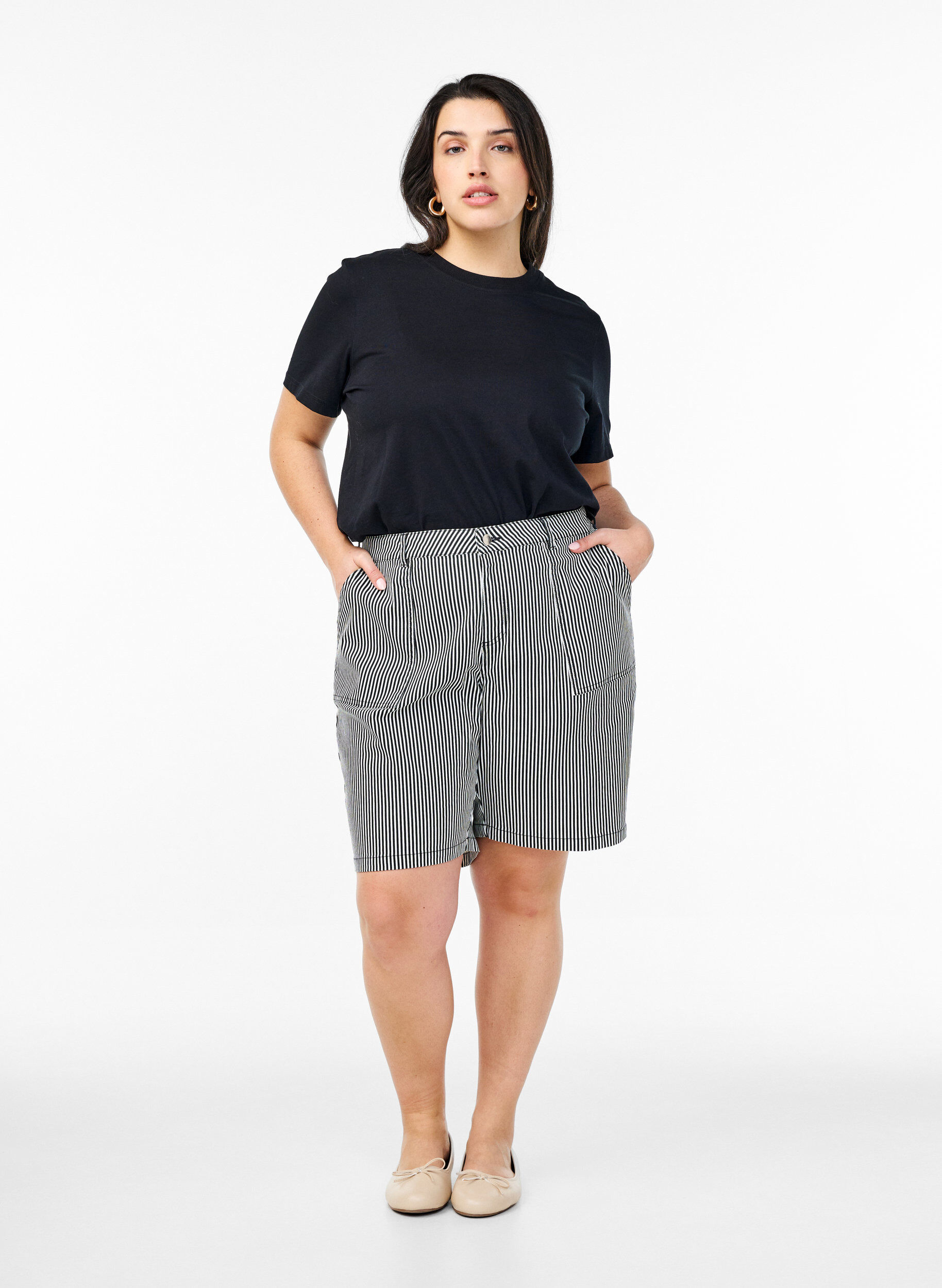 Zizzi Stribede bermudashorts med h&oslash;j talje, Sort, Model image number 1