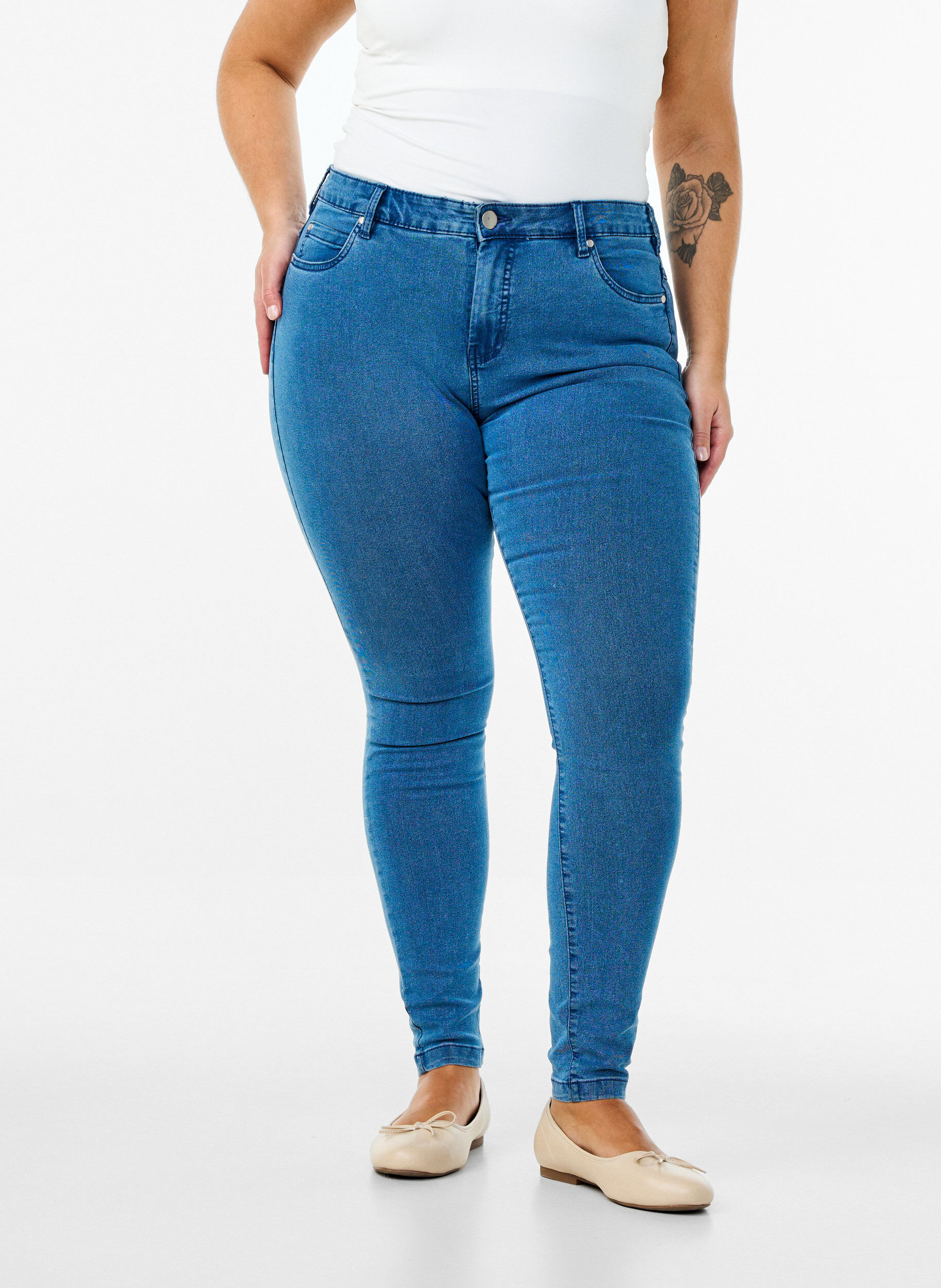 Zizzi H&oslash;jtaljede super slim Amy jeans, Bl&aring;, Model image number 2