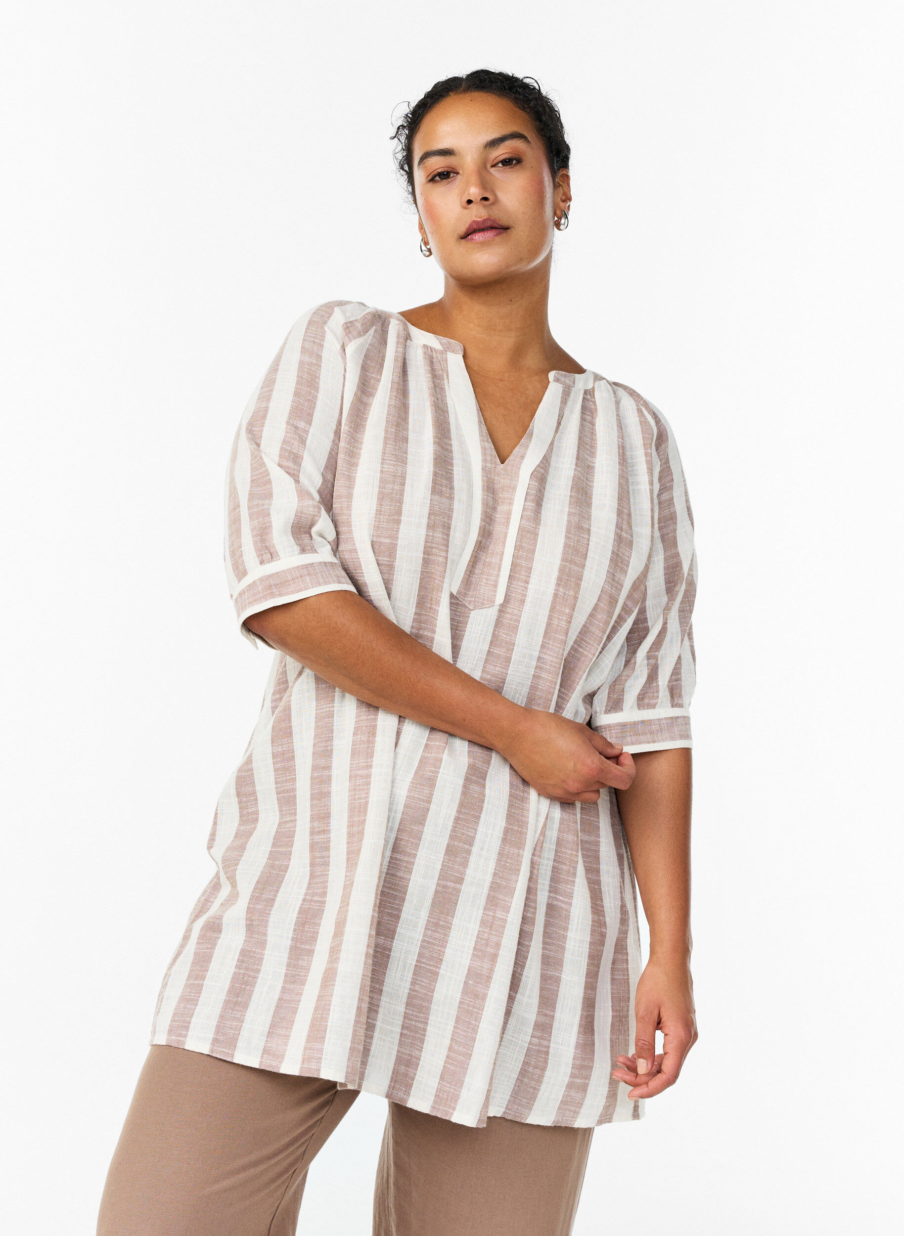 Zizzi Tunika i bomuld med V-udsk&aelig;ring, Beige, Model image number 0