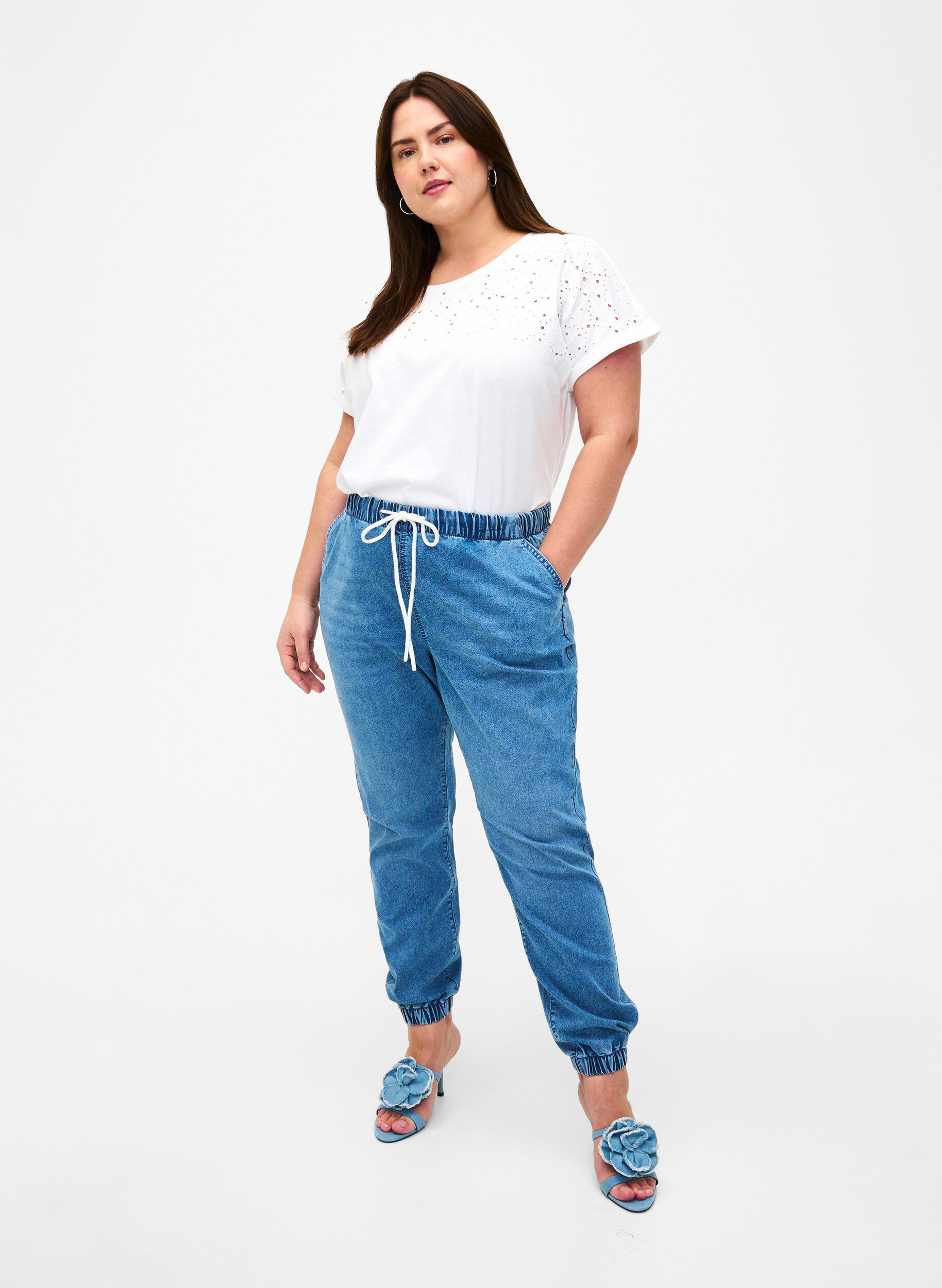 Zizzi T-shirt i &oslash;kologisk bomuld med broderi anglaise, Bright White, Model image number 2