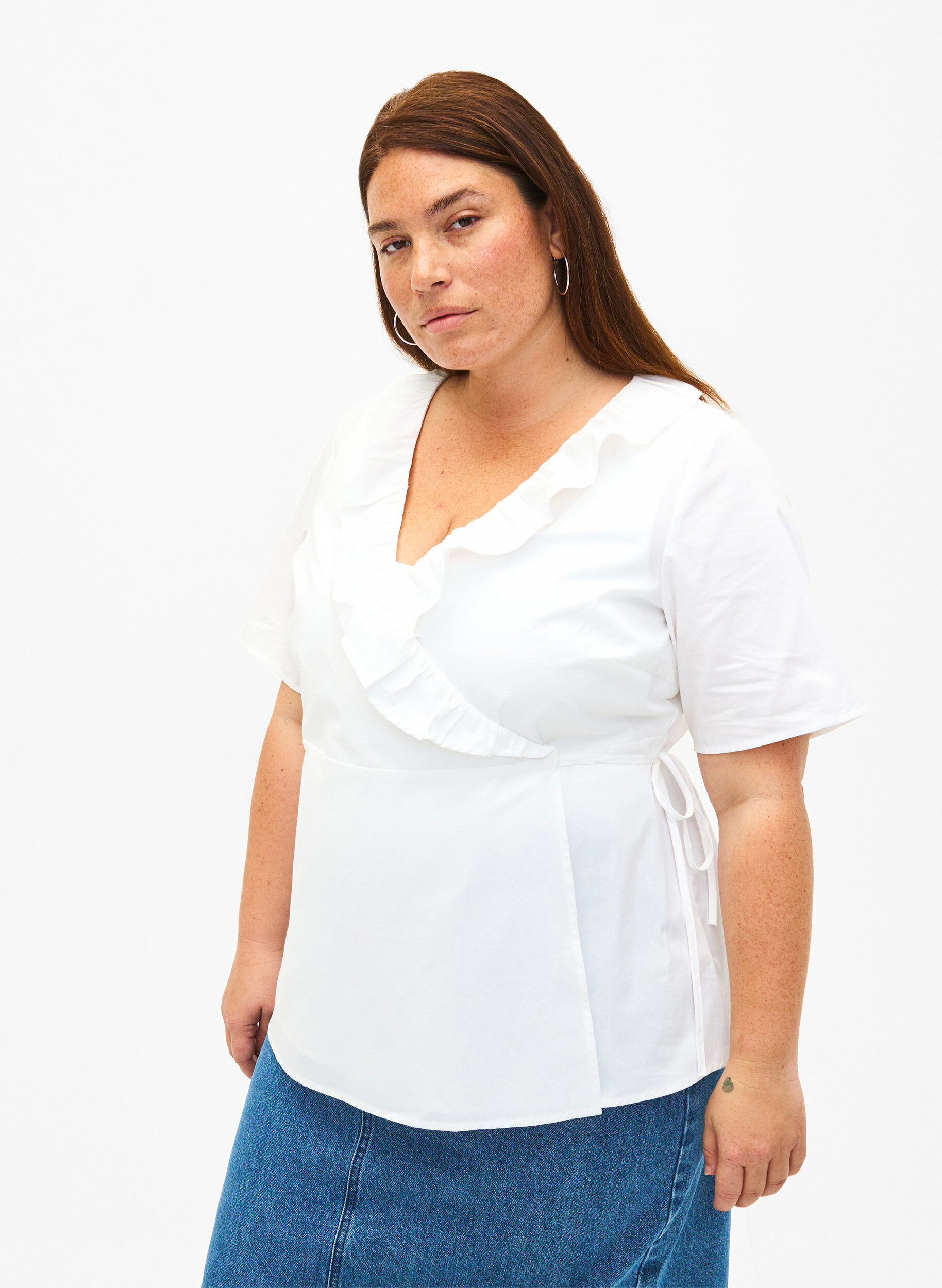 Zizzi Kort&aelig;rmet bluse med fl&aelig;sedetalje, Hvid, Model image number 0