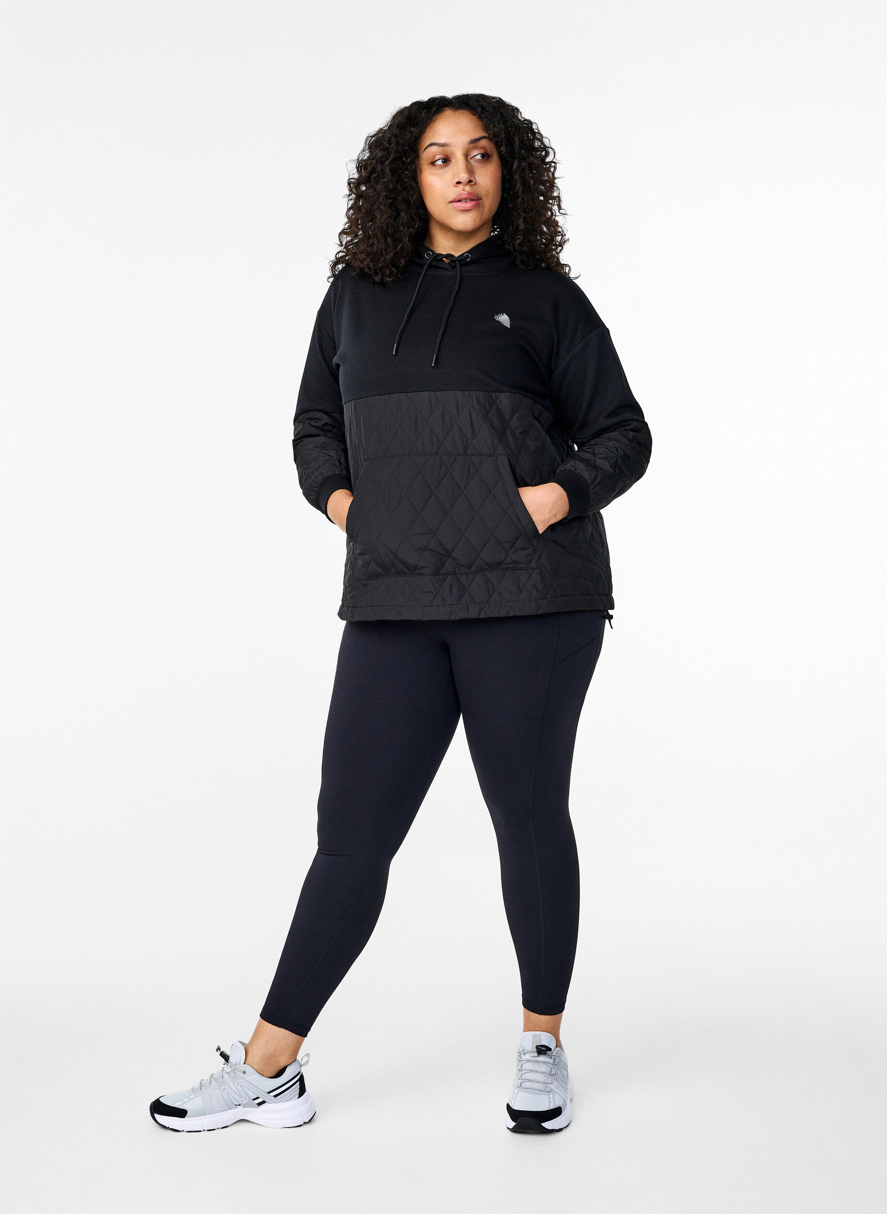 Zizzi Sweatshirt med h&aelig;tte og quilt, Black, Model image number 3