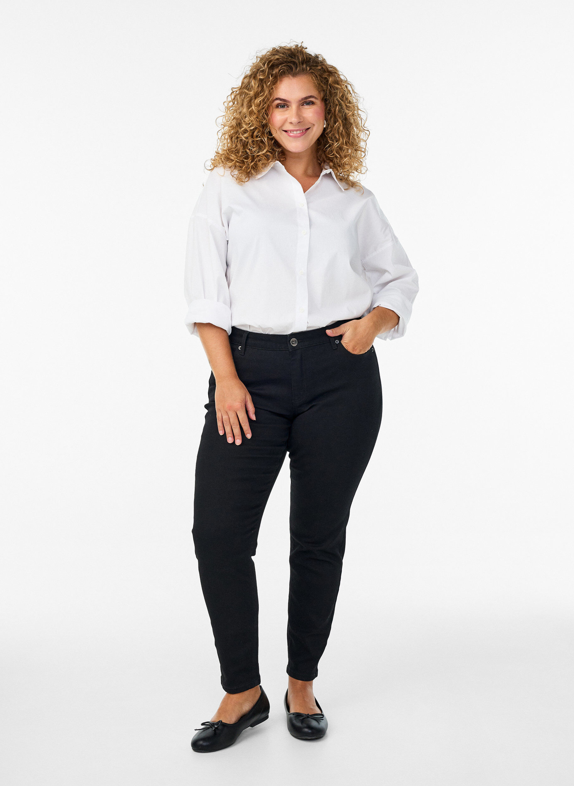 Slim fit Emily jeans med regul&aelig;r talje, Sort, Model