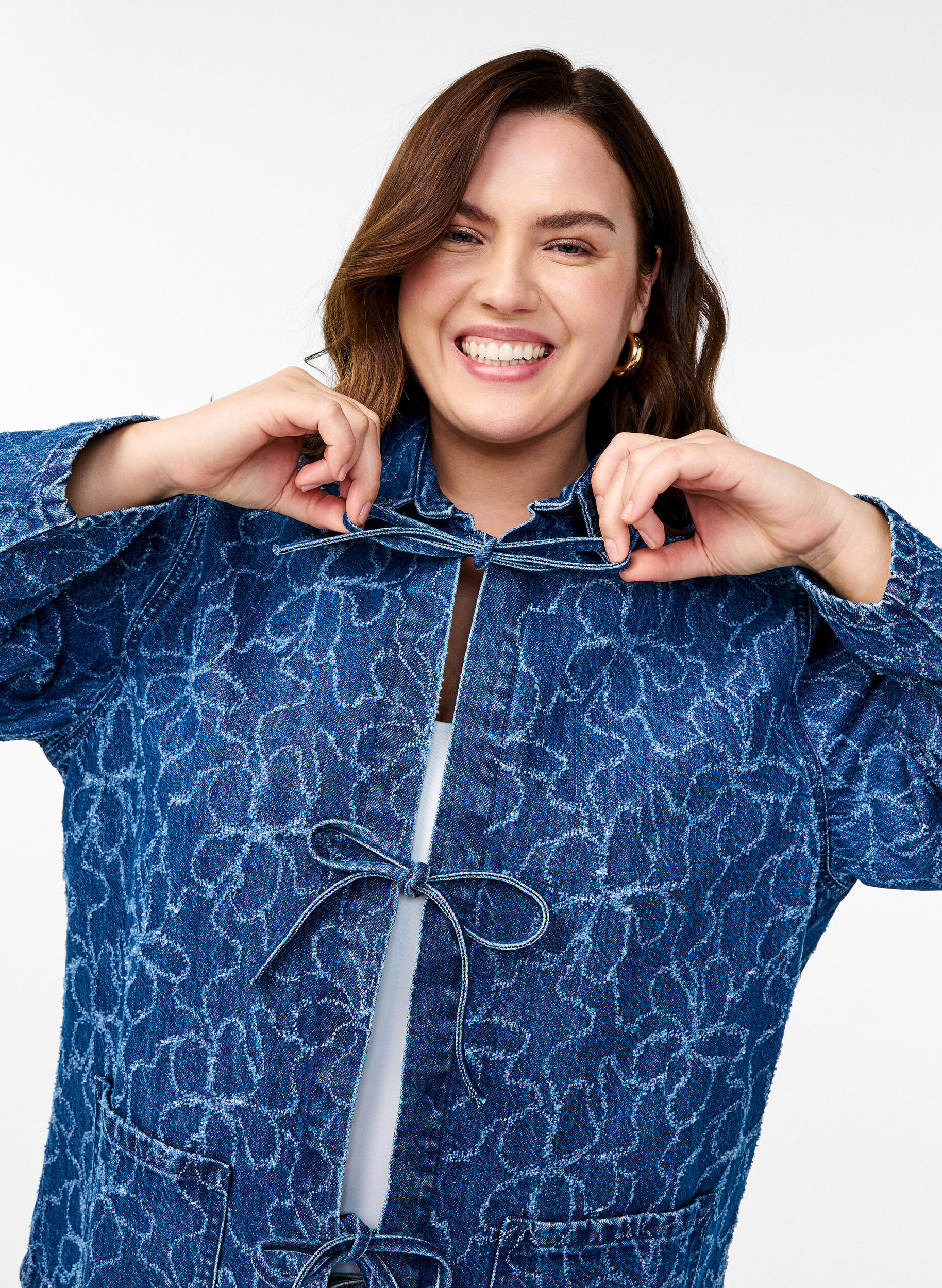 Zizzi Denimjakke med bindelukning og lommer, Blue Denim Destroy, Model image number 2