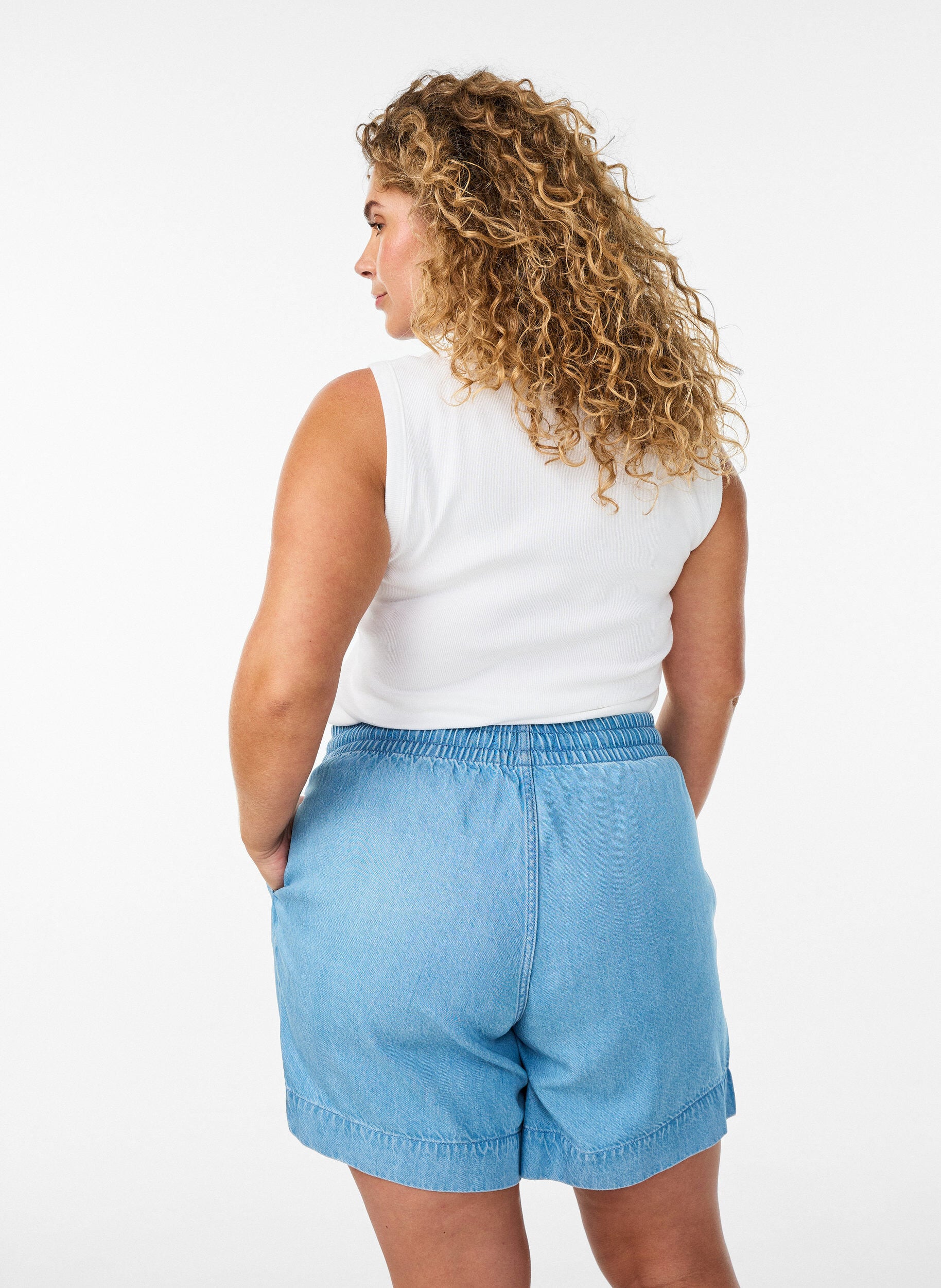 ZizziShorts i denimlook med elastisk talje og bindeb&aring;nd, Bl&aring;, Model image number 2
