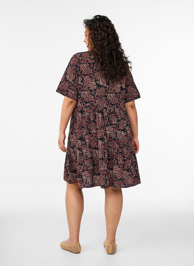 Kort&aelig;rmet kjole med a-snit og sk&aelig;ringer, Sort, Model image number 2