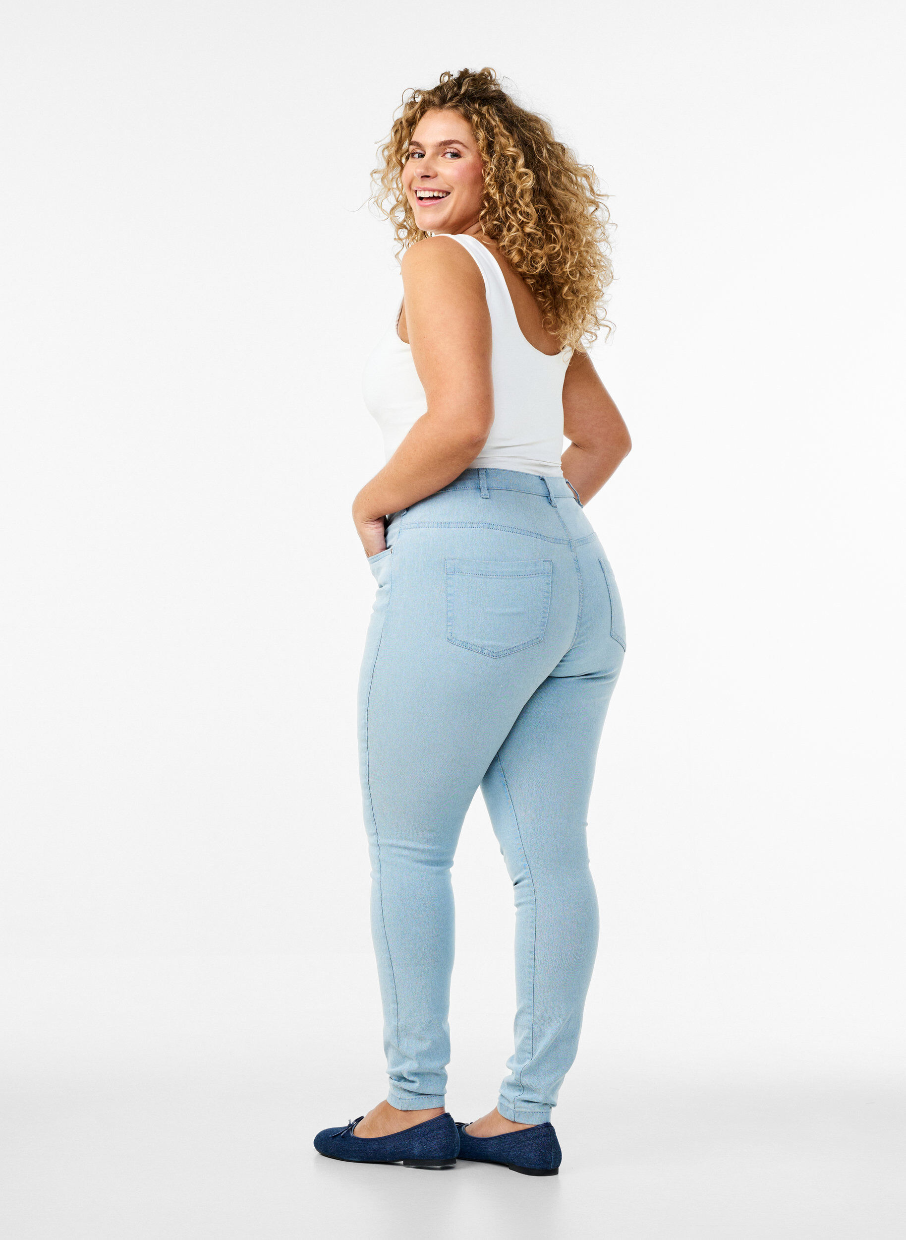 Zizzi H&oslash;jtaljede super slim Amy jeans, Bl&aring;, Model image number 1