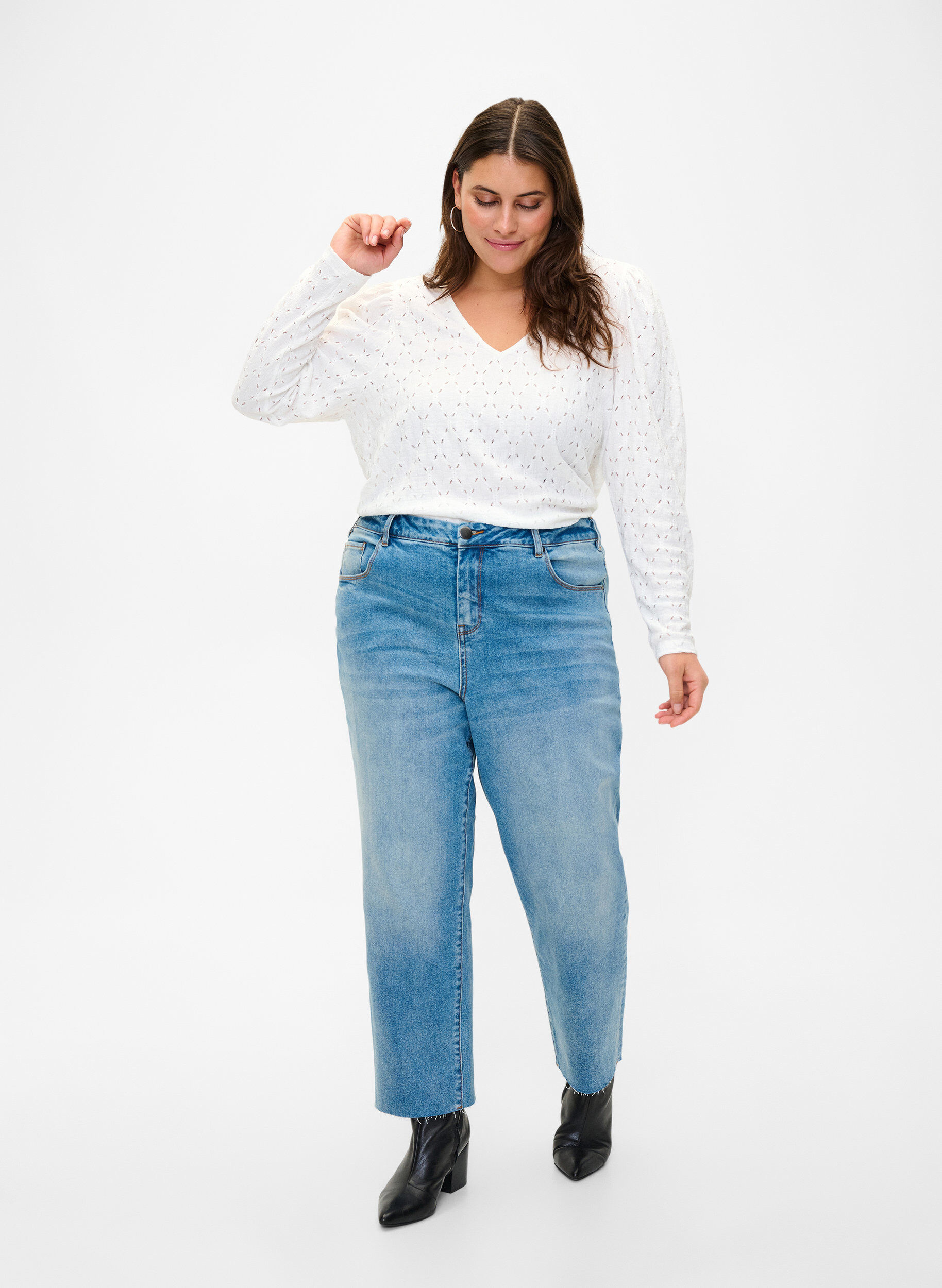 Zizzi V-hals bluse med hulm&oslash;nster, Off White, Model image number 2