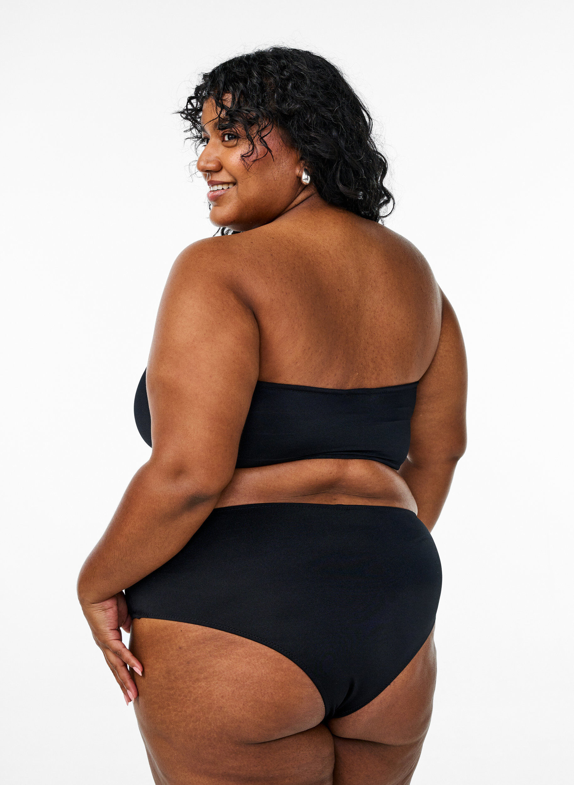 Zizzi Ensfarvet bandeau-bikinitop, Sort, Model image number 2