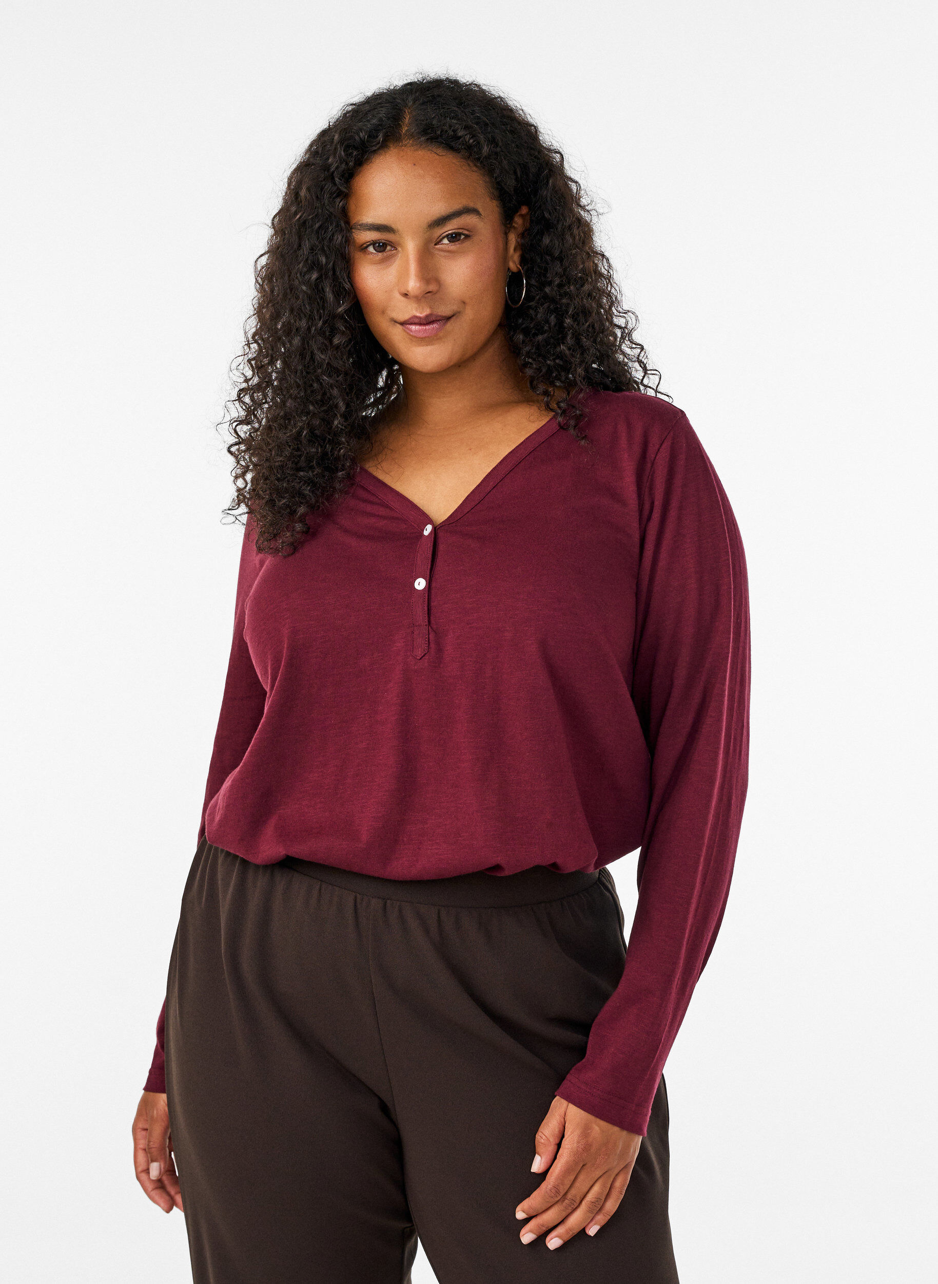 ZizziLang&aelig;rmet t-shirt med V-hals og knapper, R&oslash;d, Model image number 0