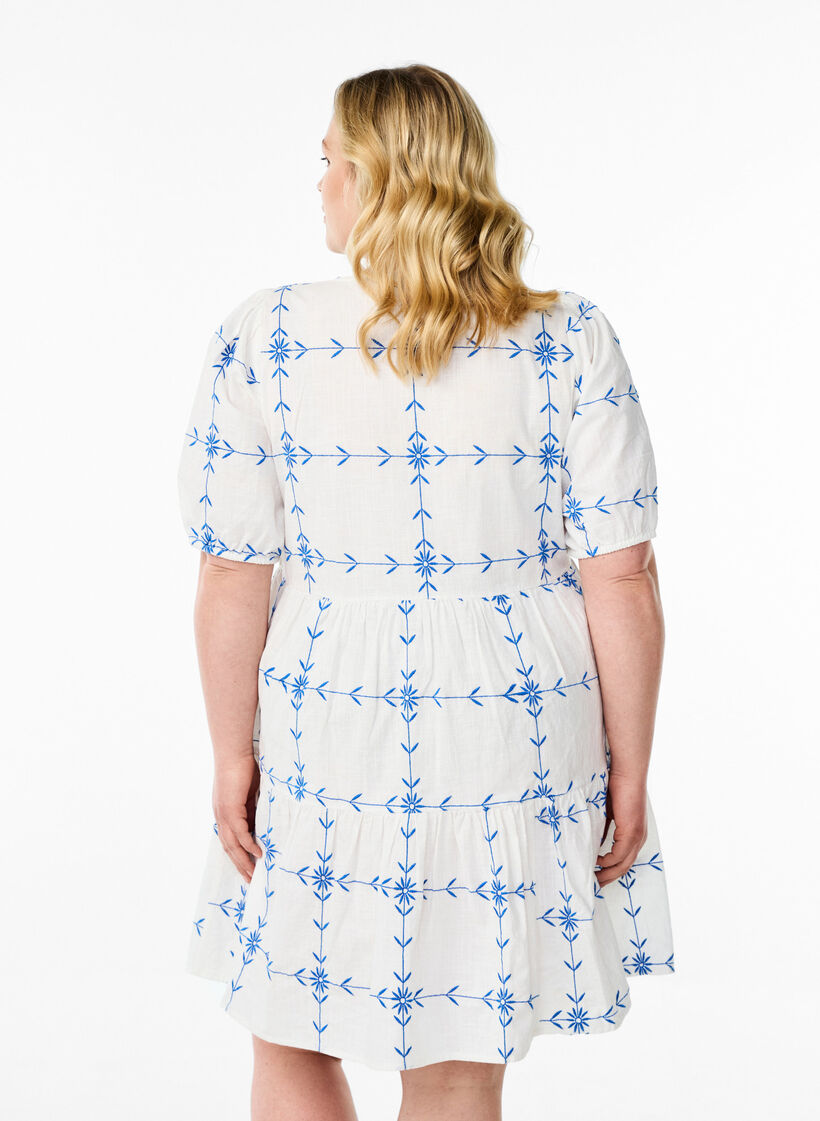 Kort kjole med V-hals og broderi, Hvid, Model image number 2