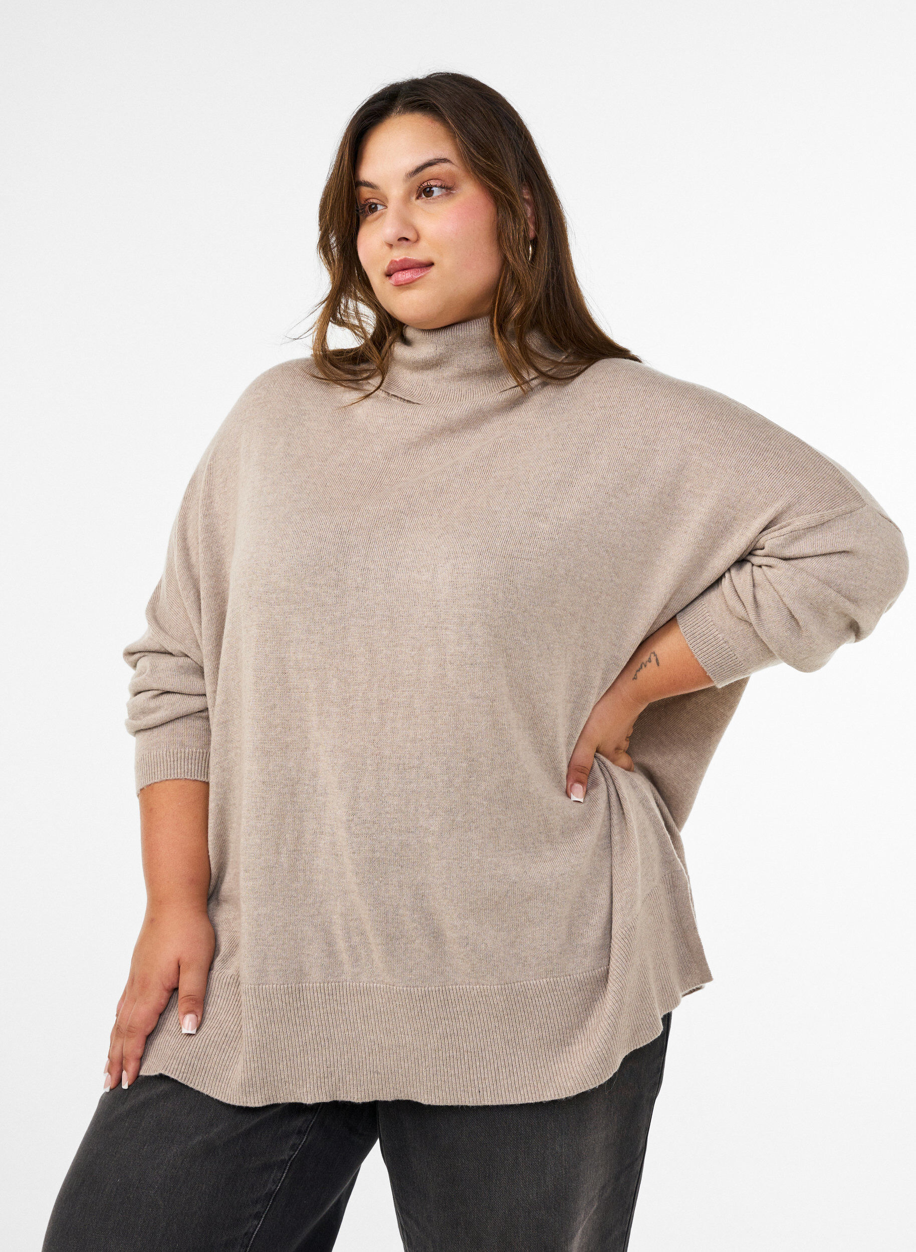 Strikbluse med rullekrave og l&oslash;s pasform, Beige, Model