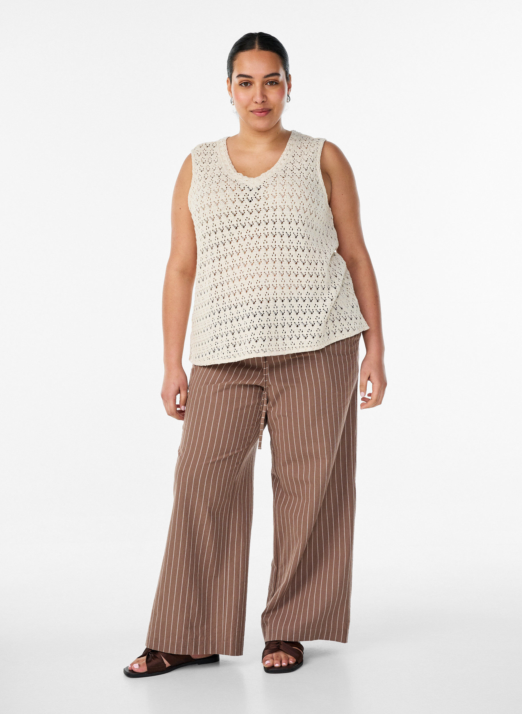 Zizzi&AElig;rmel&oslash;s bluse med hulm&oslash;nster og V-udsk&aelig;ring, Beige, Model image number 1