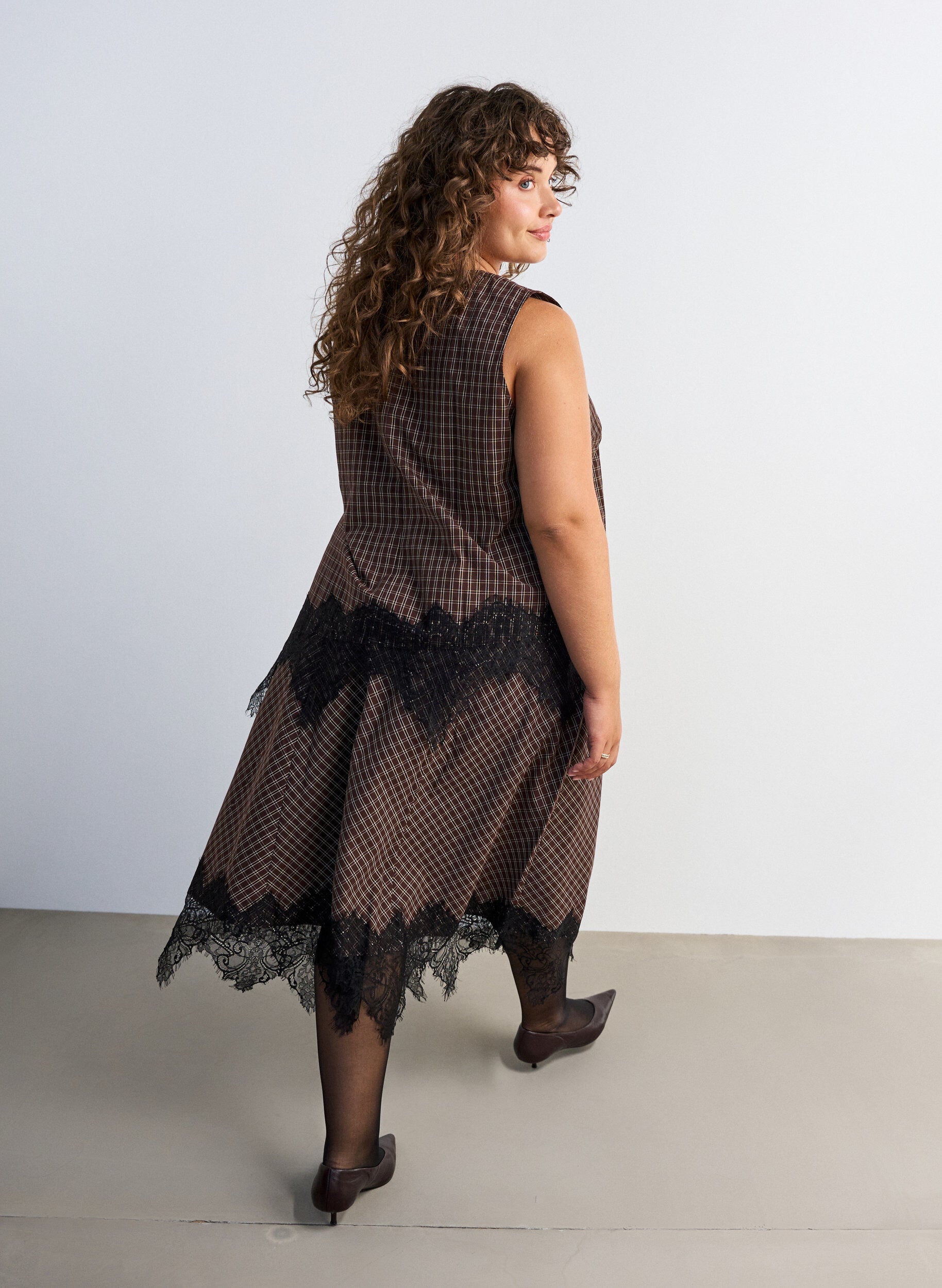 ZizziTernet top med asymmetrisk blondekant, Brun, Model image number 2