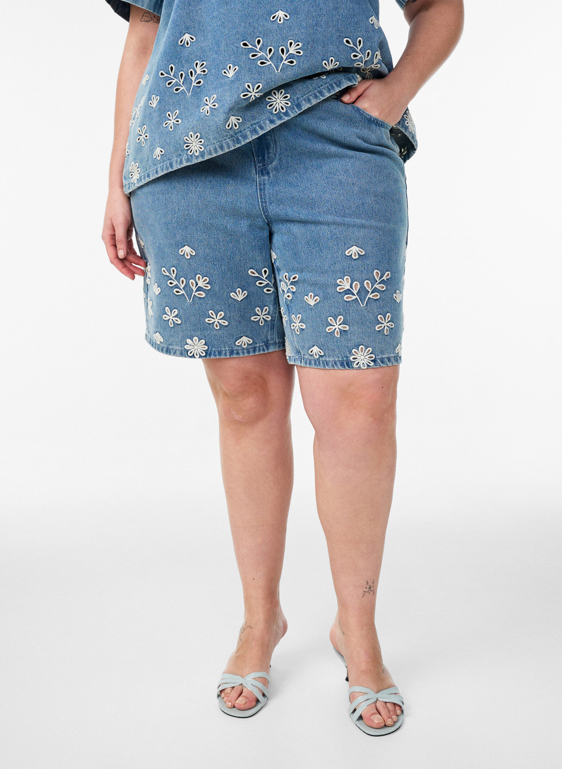 Zizzi Denimshorts med broderie anglaise og h&oslash;j talje, Bl&aring;, Model image number 3
