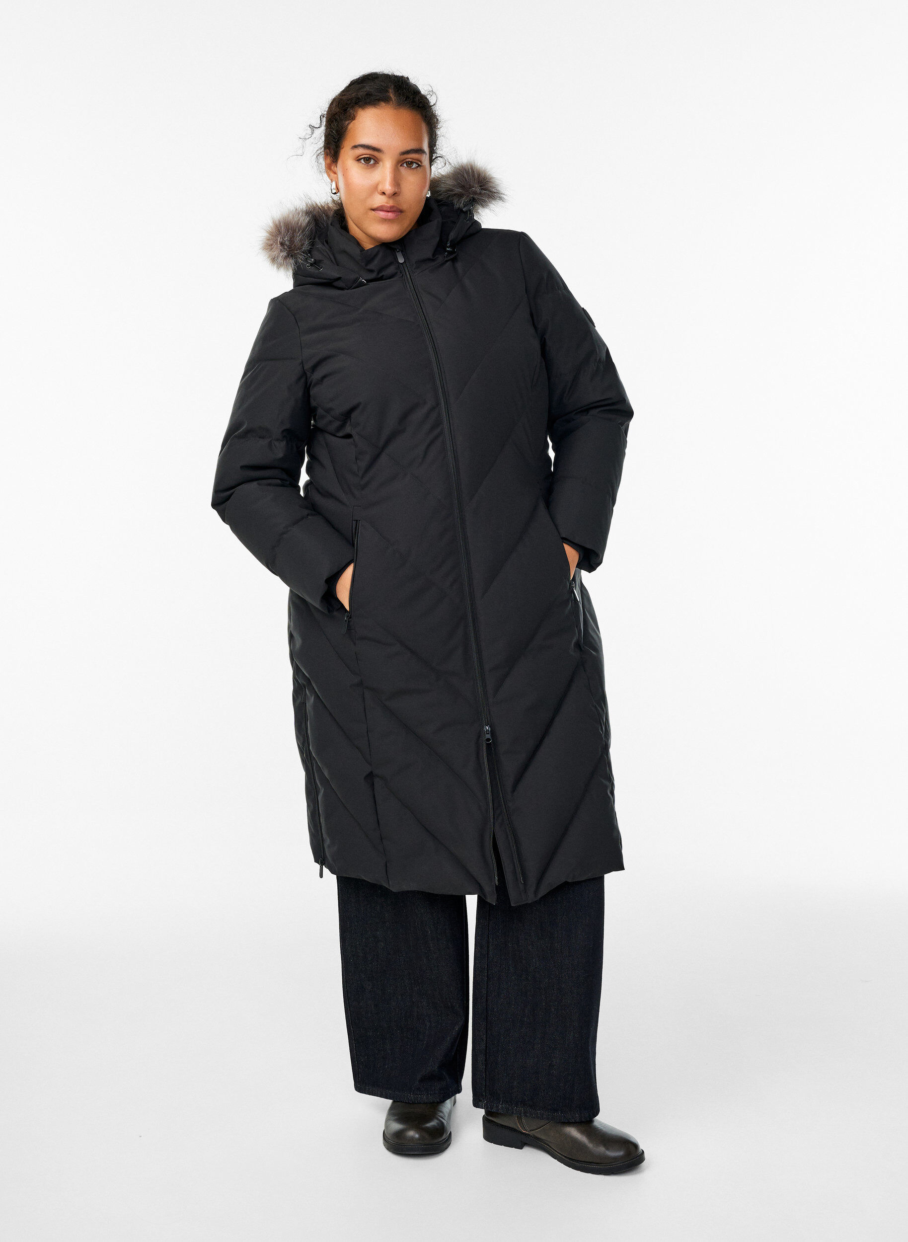 ZizziLang vinterjakke med h&aelig;tte og imiteret pelskrave, Sort, Model image number 0