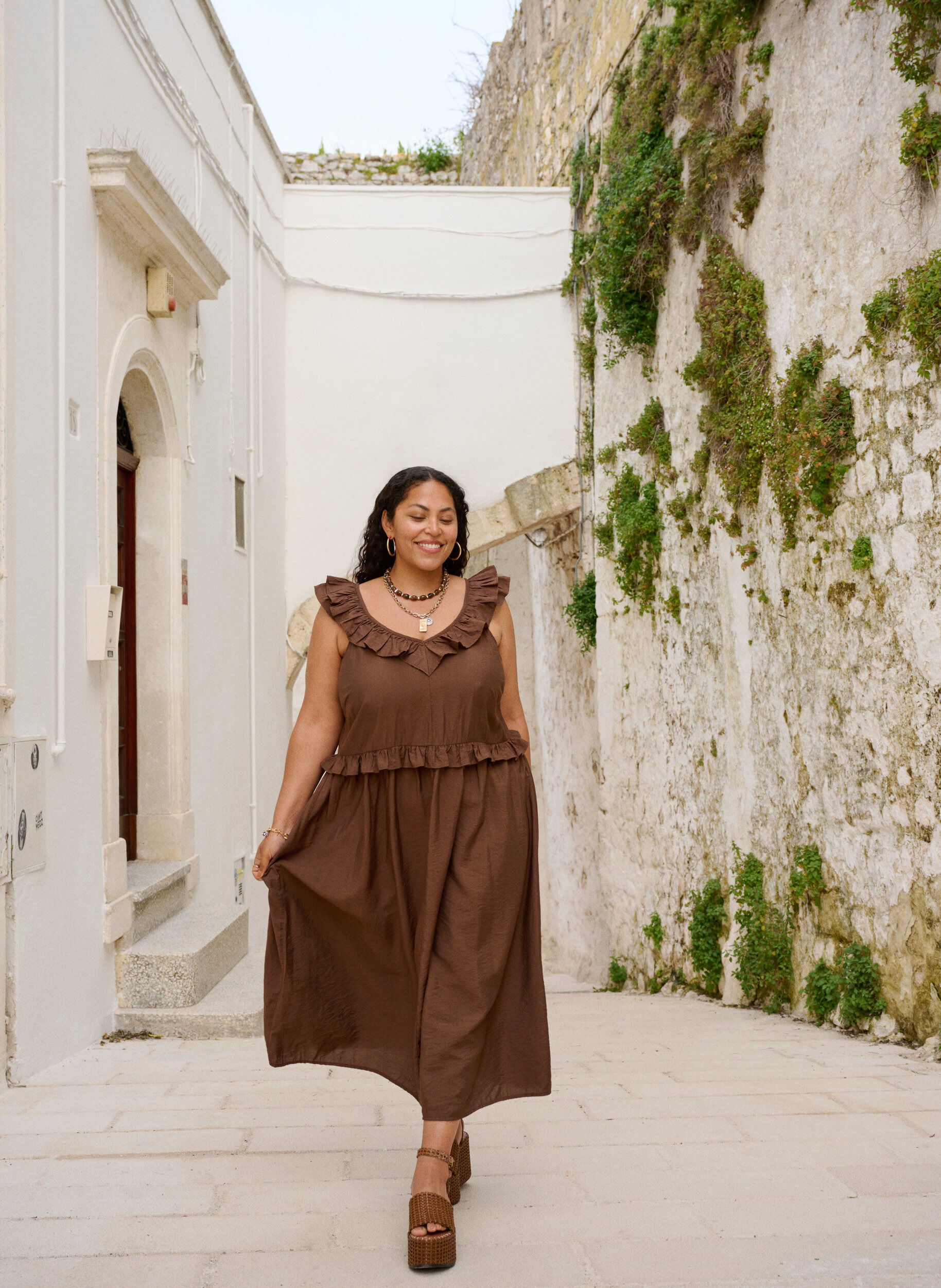 Zizzi &AElig;rmel&oslash;s midi-kjole med fl&aelig;sedetaljer, Brun, Image image number 0