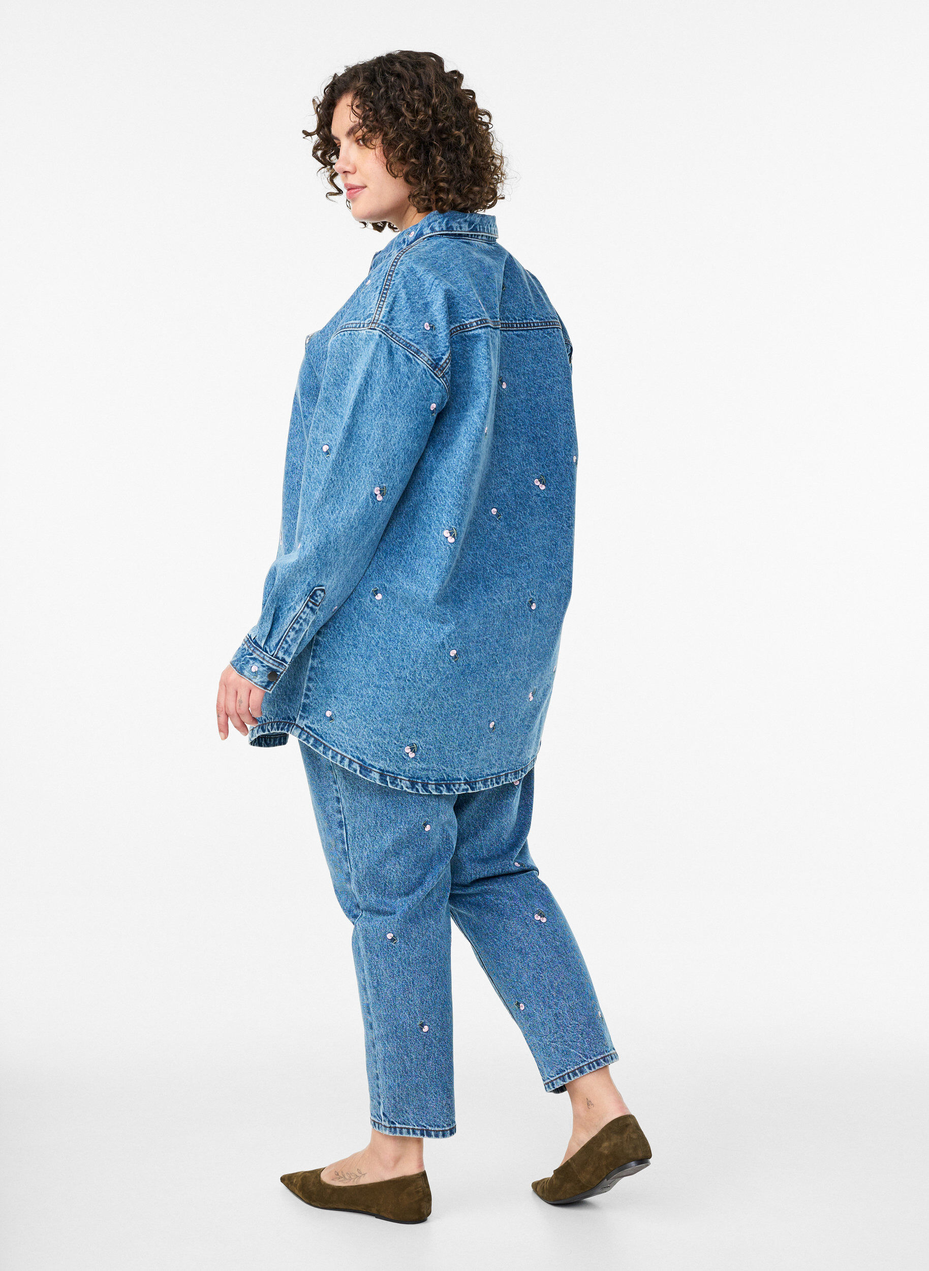 Zizzi Mille mom fit jeans med broderi, Bl&aring;, Model image number 1