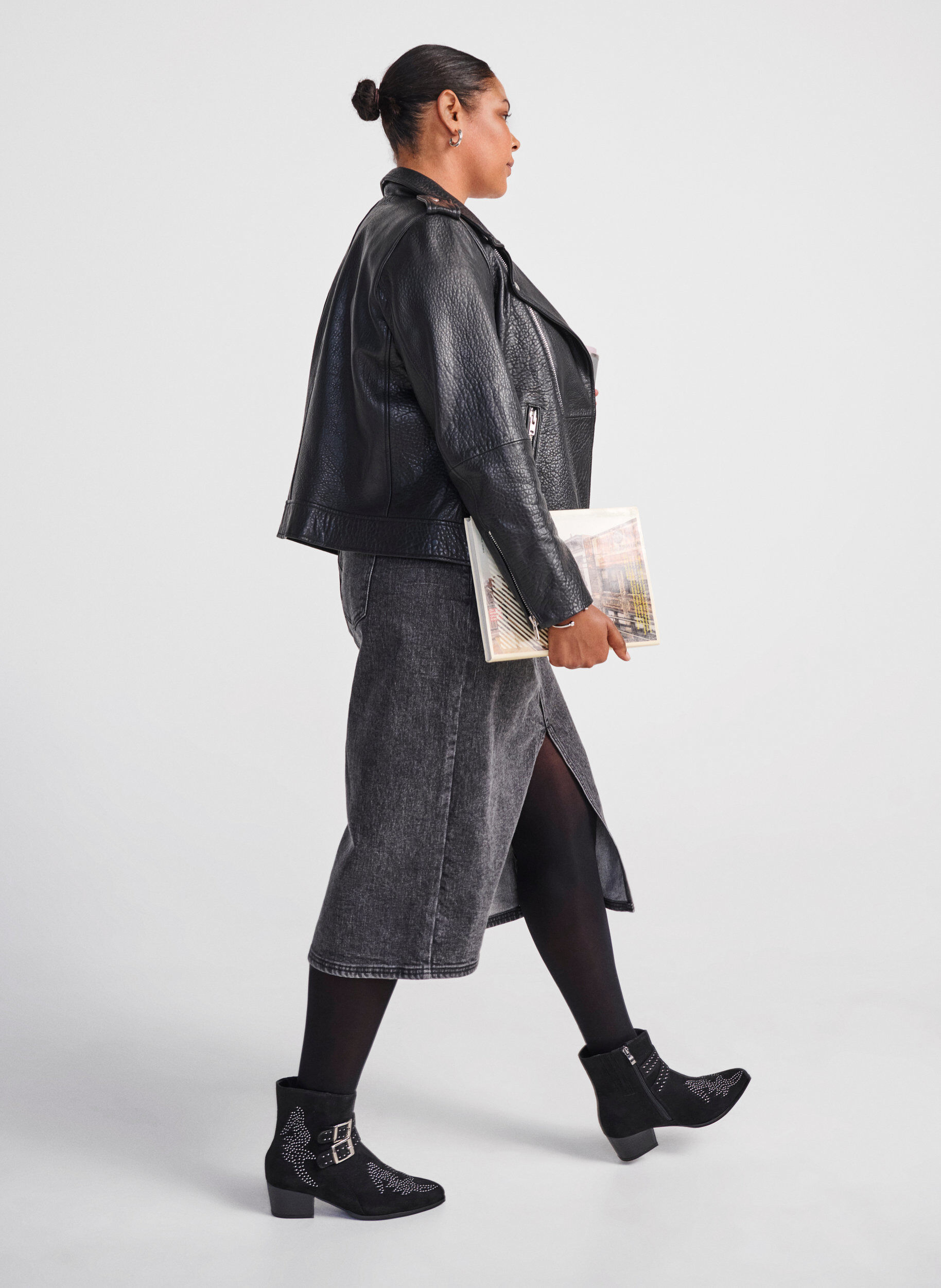 Zizzi Wide fit - Kort st&oslash;vle med nitter og sp&aelig;nder, Black, Image image number 0