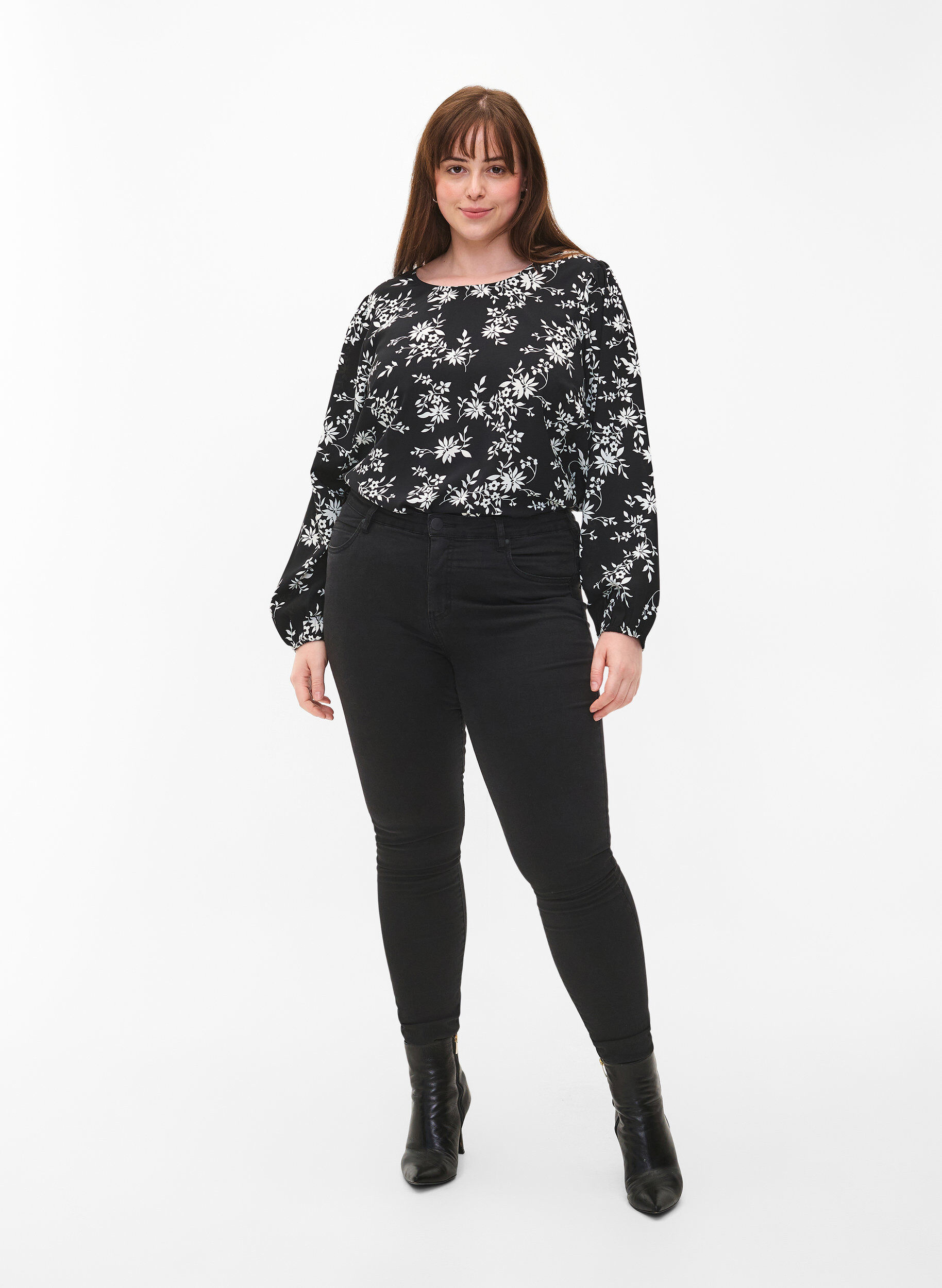 Zizzi Bluse med puf&aelig;rmer, Black Flower AOP, Model image number 2