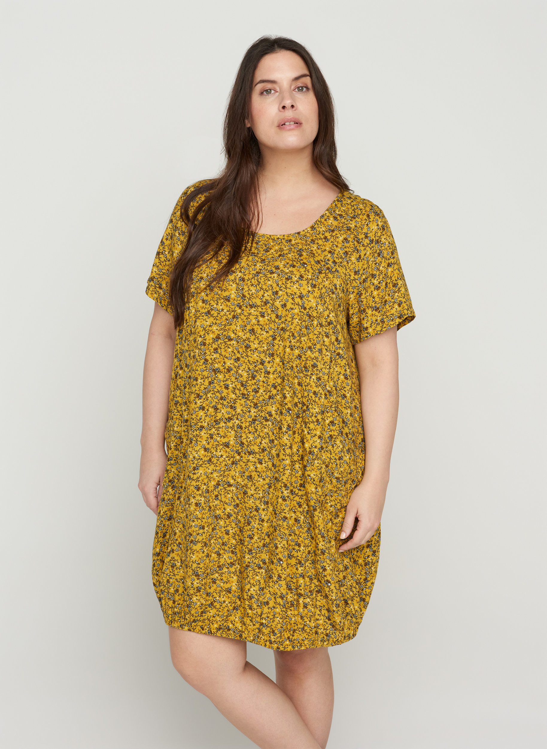 Kortærmet viskose kjole med print, Yellow Ditsy Flower, Model