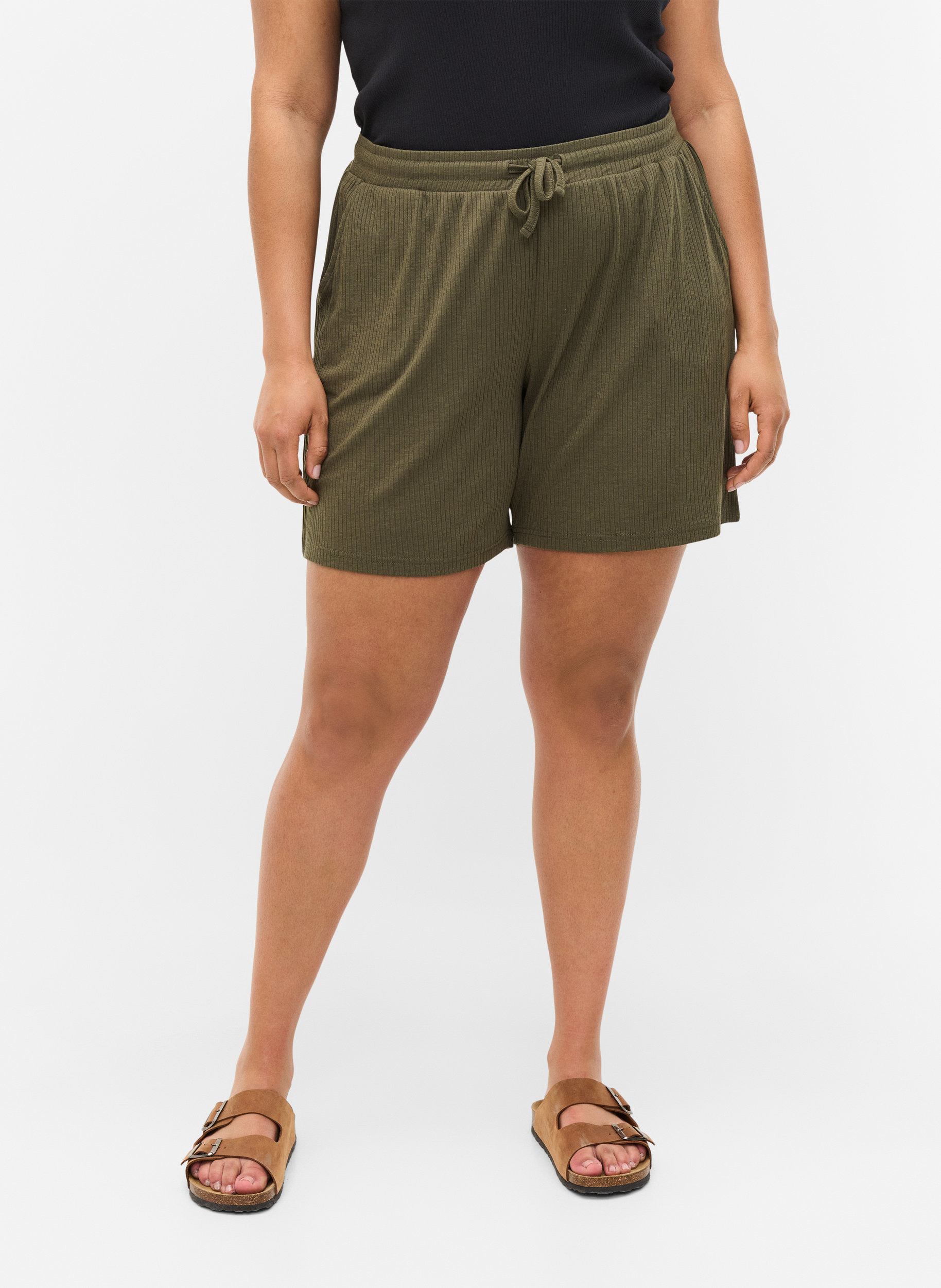 Shorts i ribkvalitet med lommer, Dusty Olive, Model