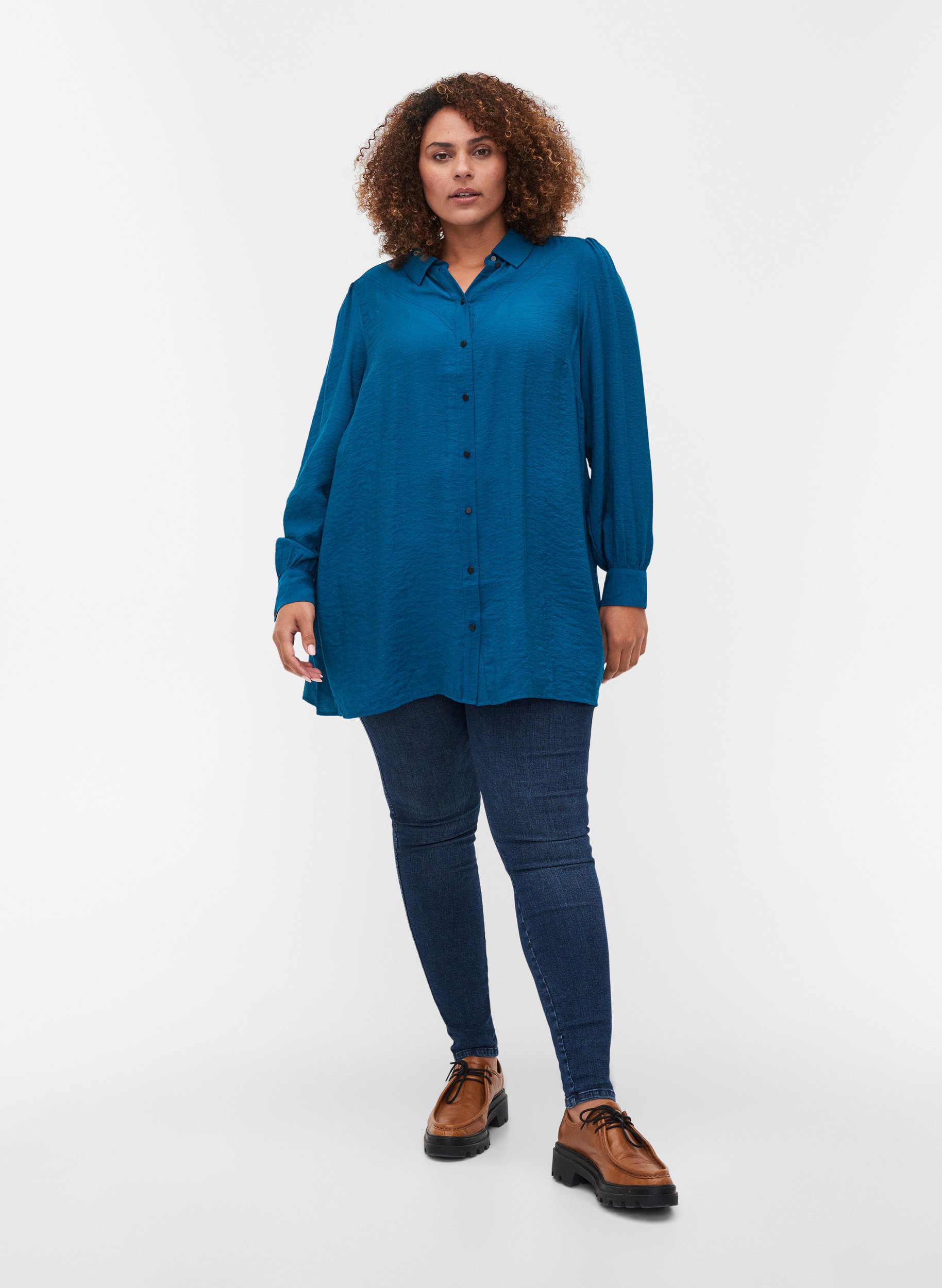 Lang ensfarvet skjorte i viskosemix, Moroccan Blue, Model image number 2