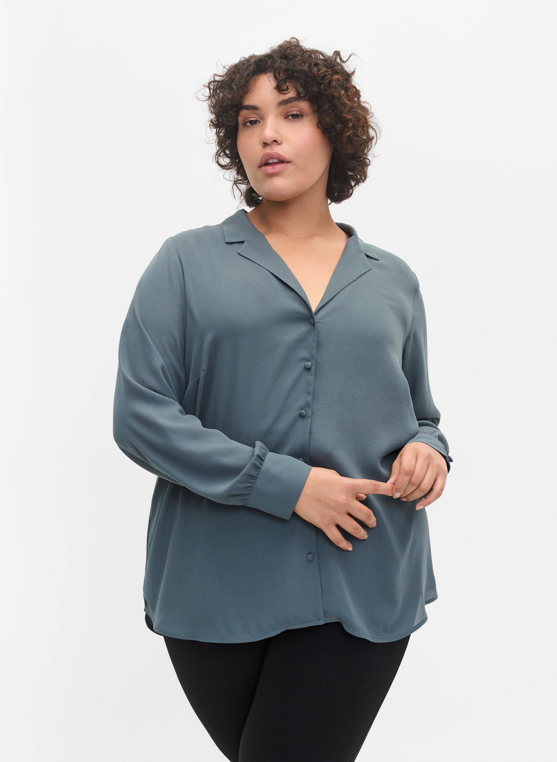 Skjorte med knaplukning og v-udskæring, Balsam Green, Model