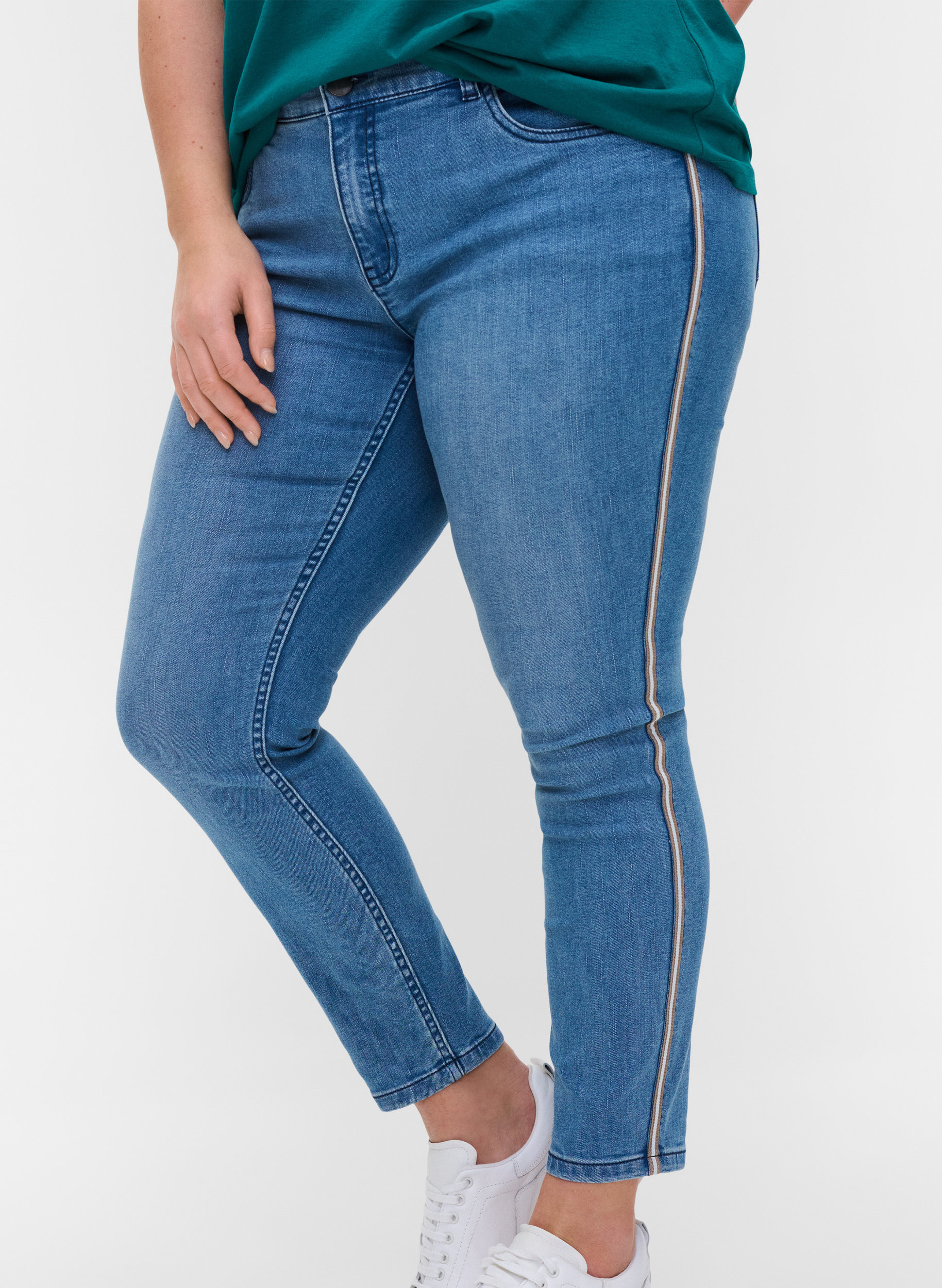 Cropped Sanna jeans med stribe i siden , Light blue denim, Model image number 2