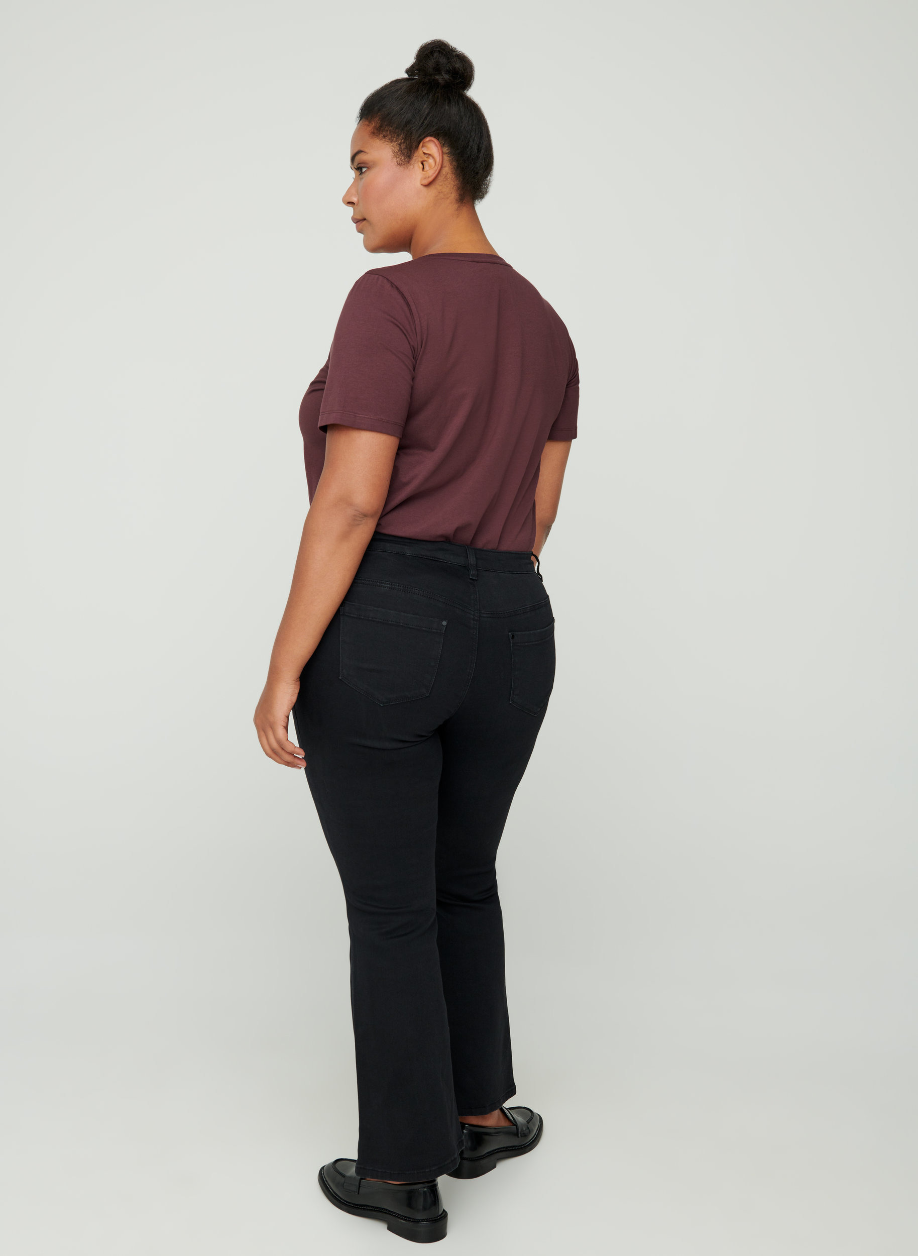 Ellen bootcut jeans med høj talje, Black, Model