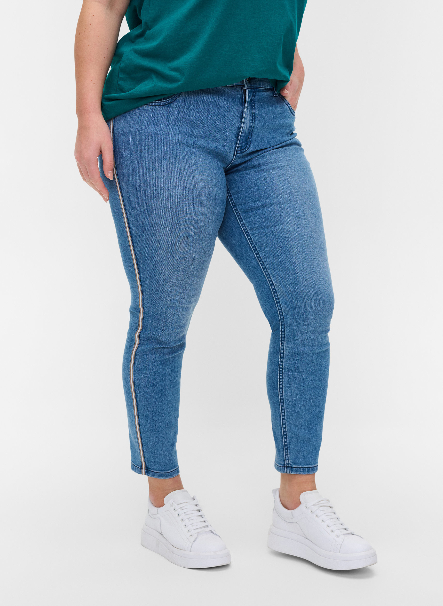 Cropped Sanna jeans med stribe i siden , Light blue denim, Model image number 3
