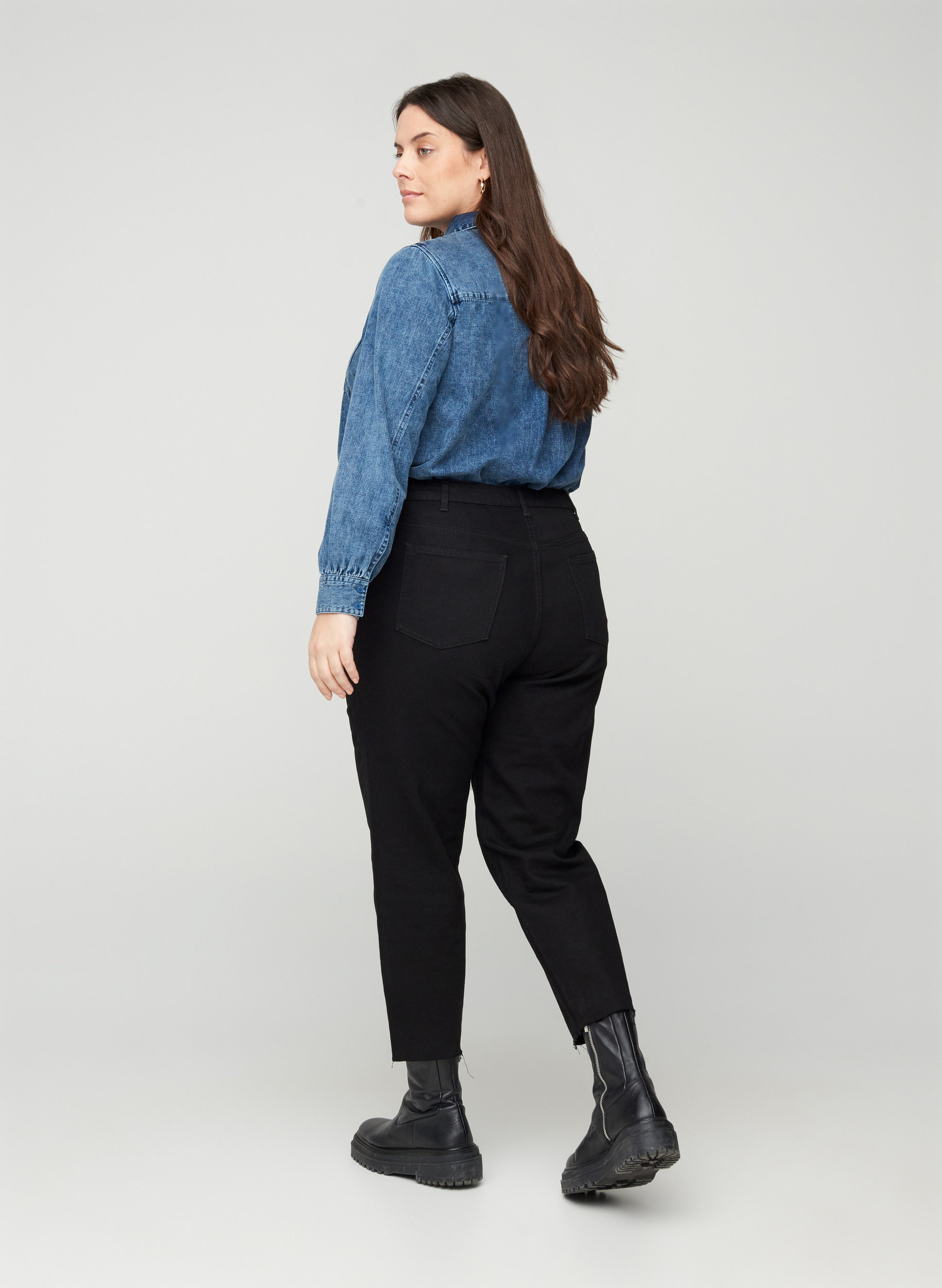 Cropped mom fit Mille jeans med løs pasform, Black, Model image number 0